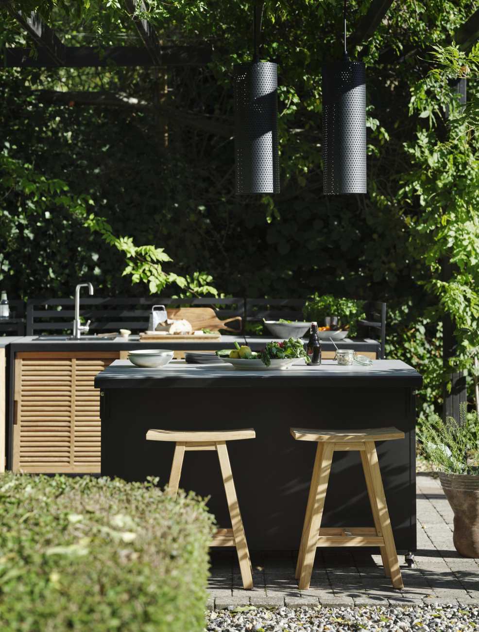 Die Gartenküche Fornax überzeugt mit ihrem modernen Design. Gefertigt wurde sie aus Teakholz, welches einen natürlichen Farbton besitzt. Das Gestell ist aus Aluminium und hat eine schwarze Farbe. Das Regal-Element verfügt über ein Größe von 139x30 cm, wel