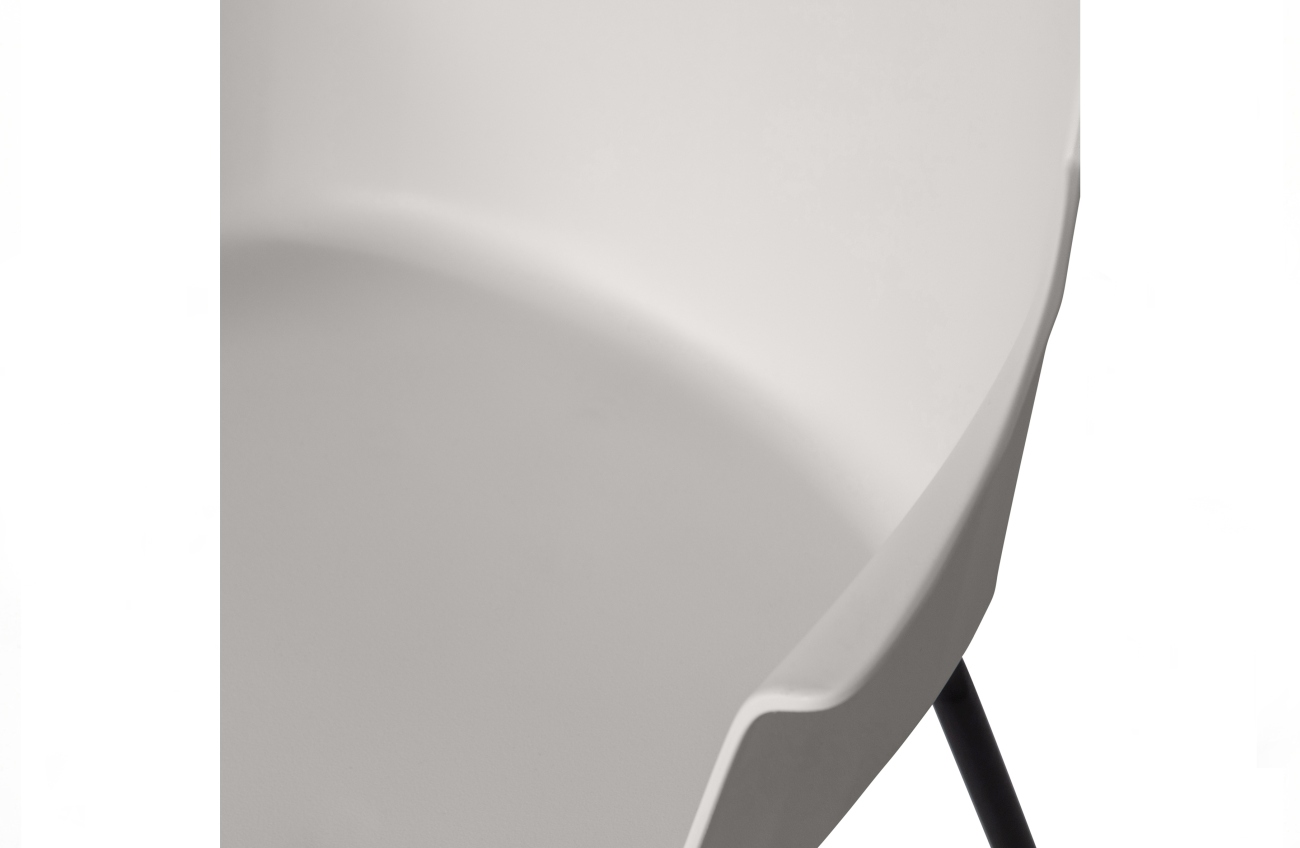 Der Esszimmerstuhl Foppe überzeugt mit seinem modernen Design. Gefertigt wurde er aus Polypropylen, welcher einen grauen Farbton besitzt. Das Gestell ist aus Metall und hat eine schwarze Farbe. Die Sitzhöhe des Stuhls beträgt 45 cm