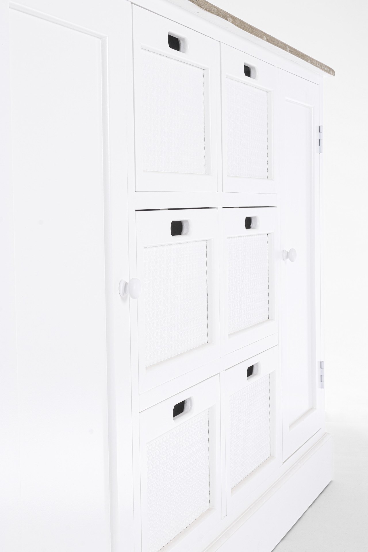 Die Kommode Dorotea überzeugt mit ihrem klassischen Design. Gefertigt wurde sie aus MDF, welches einen weißen Farbton besitzt. Die Oberflächenplatte ist aus Paulownia-Holz. Die Kommode verfügt über zwei Türen und sechs Schubladen. Die Breite beträgt 150 c