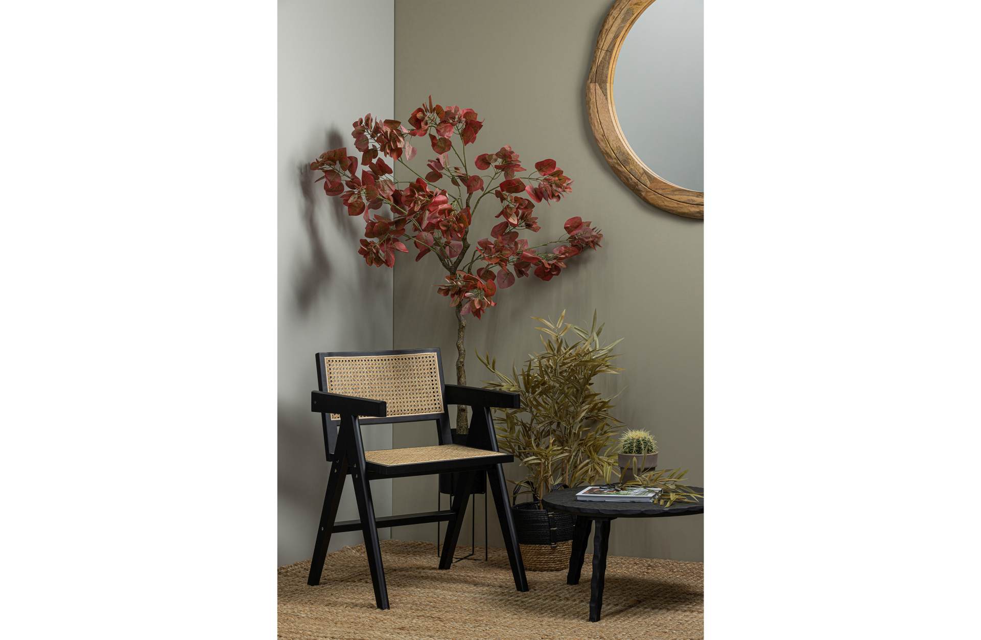 Der Esszimmerstuhl Gunn besitzt ein Skandinavisches Design. Gefertigt wurde der Stuhl aus Rattan und Kiefernholz, welches eine schwarze Farbe besitzt.