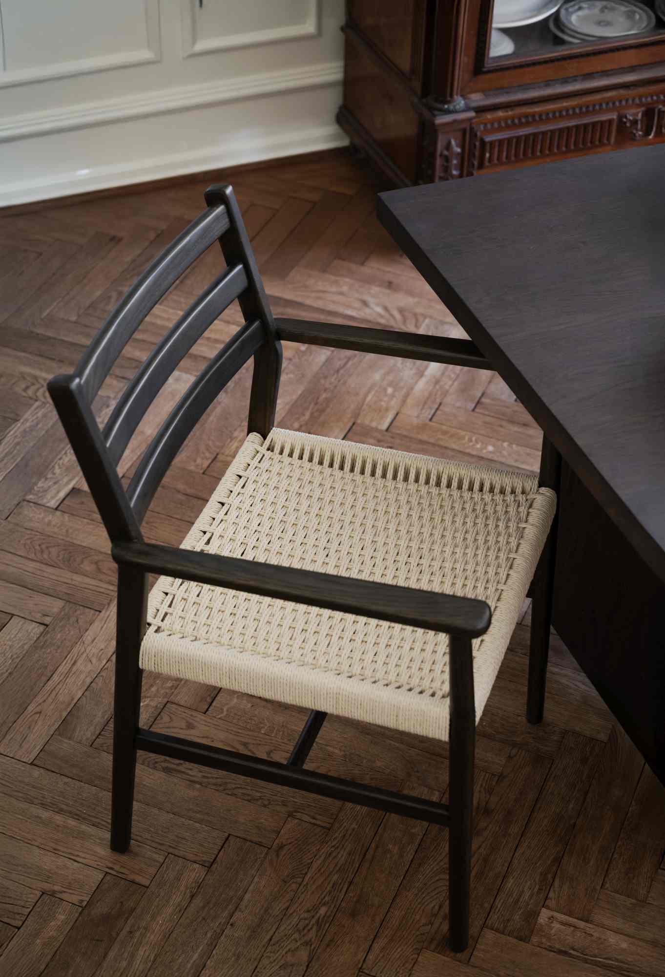 Hochwertiger Stuhl Harlan mit Armlehne, Eiche Braun / Hellbeige für jede Einrichtung.