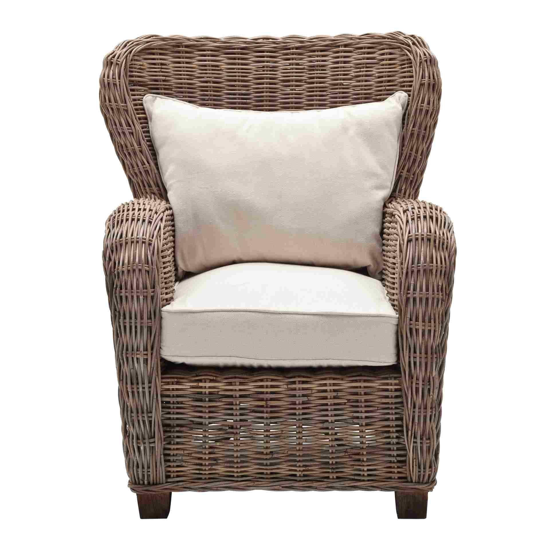Der Armlehnstuhl Queen überzeugt mit seinem Landhaus Stil. Gefertigt wurde er aus Kabu Rattan, welches einen natürlichen Farbton besitzt. Der Stuhl verfügt über eine Armlehne. Die Sitzhöhe beträgt beträgt 35 cm.