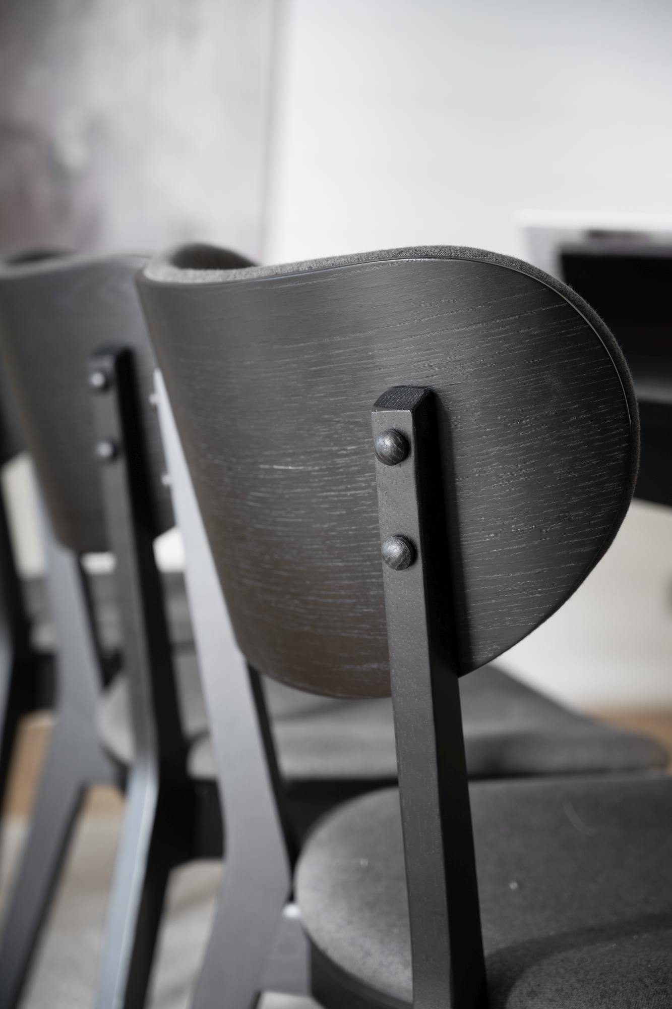 Design trifft Funktion: Stuhl Kato 2er Set, Schwarz / Grau.