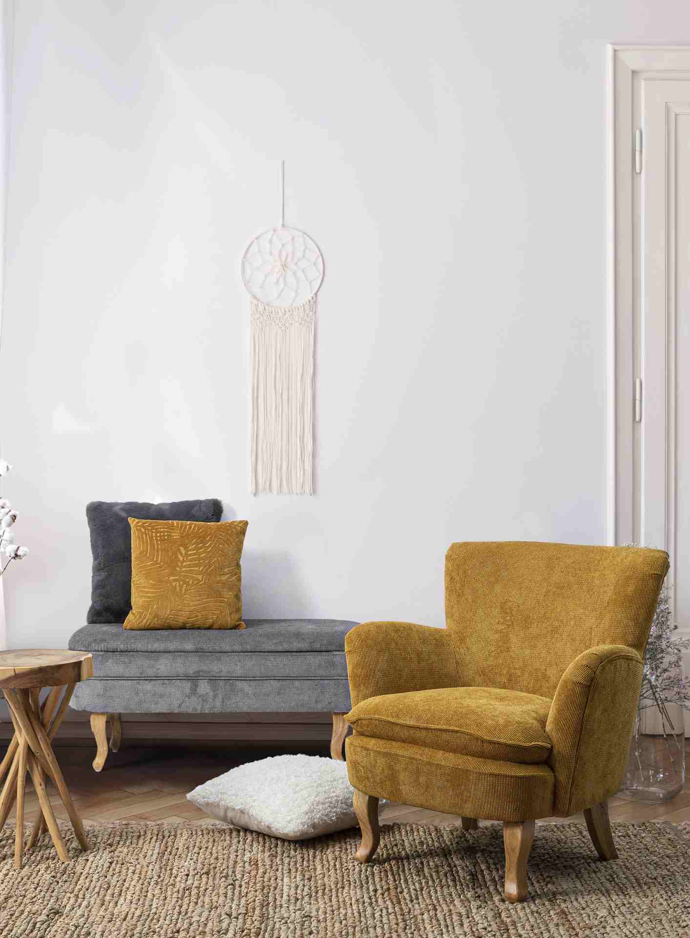 Der Sessel Chenille überzeugt mit seinem klassischen Design. Gefertigt wurde er aus Stoff in Cord-Optik, welcher einen gelben Farbton besitzt. Das Gestell ist aus Kautschukholz und hat eine natürliche Farbe. Der Sessel besitzt eine Sitzhöhe von 45 cm. Die