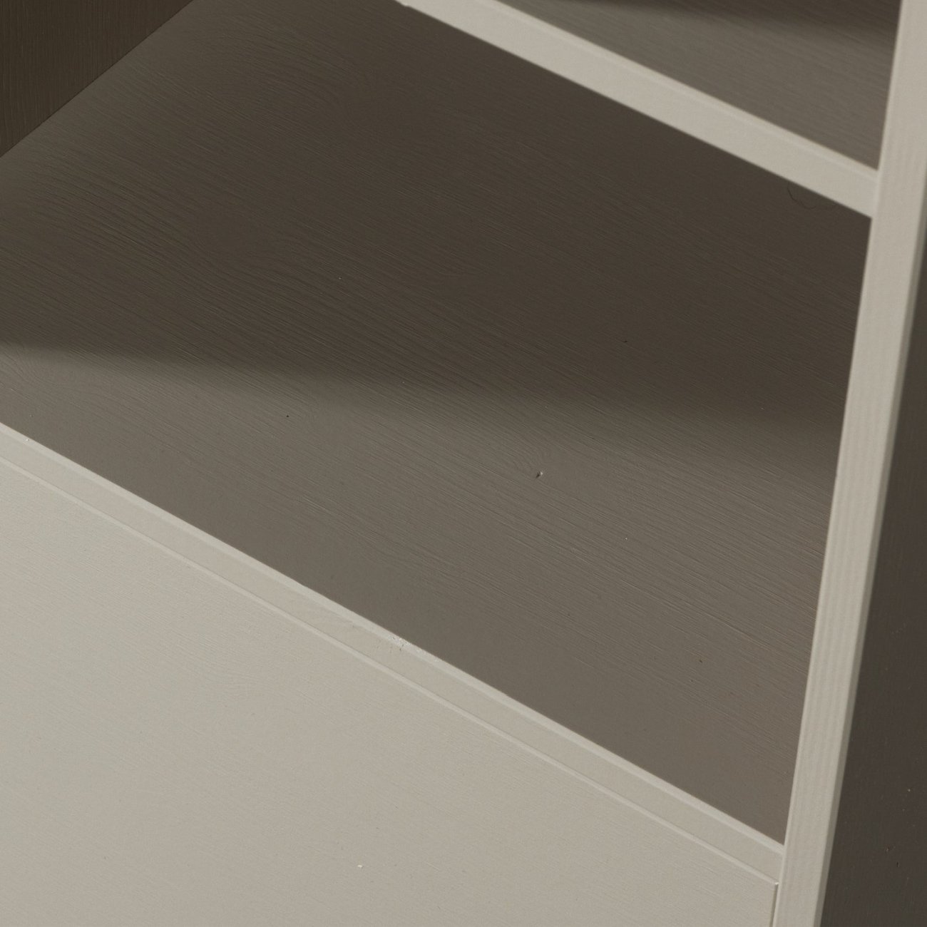 Schrank Settle Down aus Kiefernholz, Hellgrau
