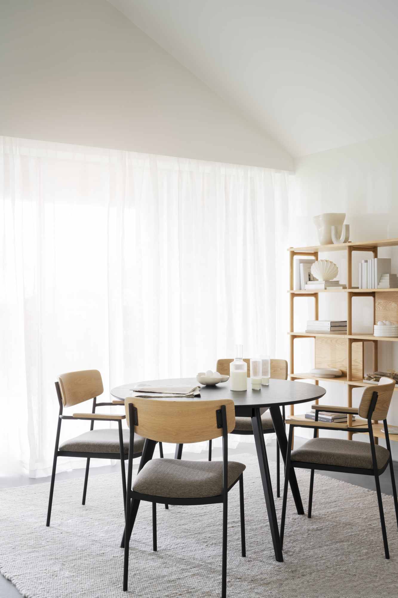 Komfortabel & schön – Esstisch Yumi Rund 115cm, MDF Esche Schwarz.