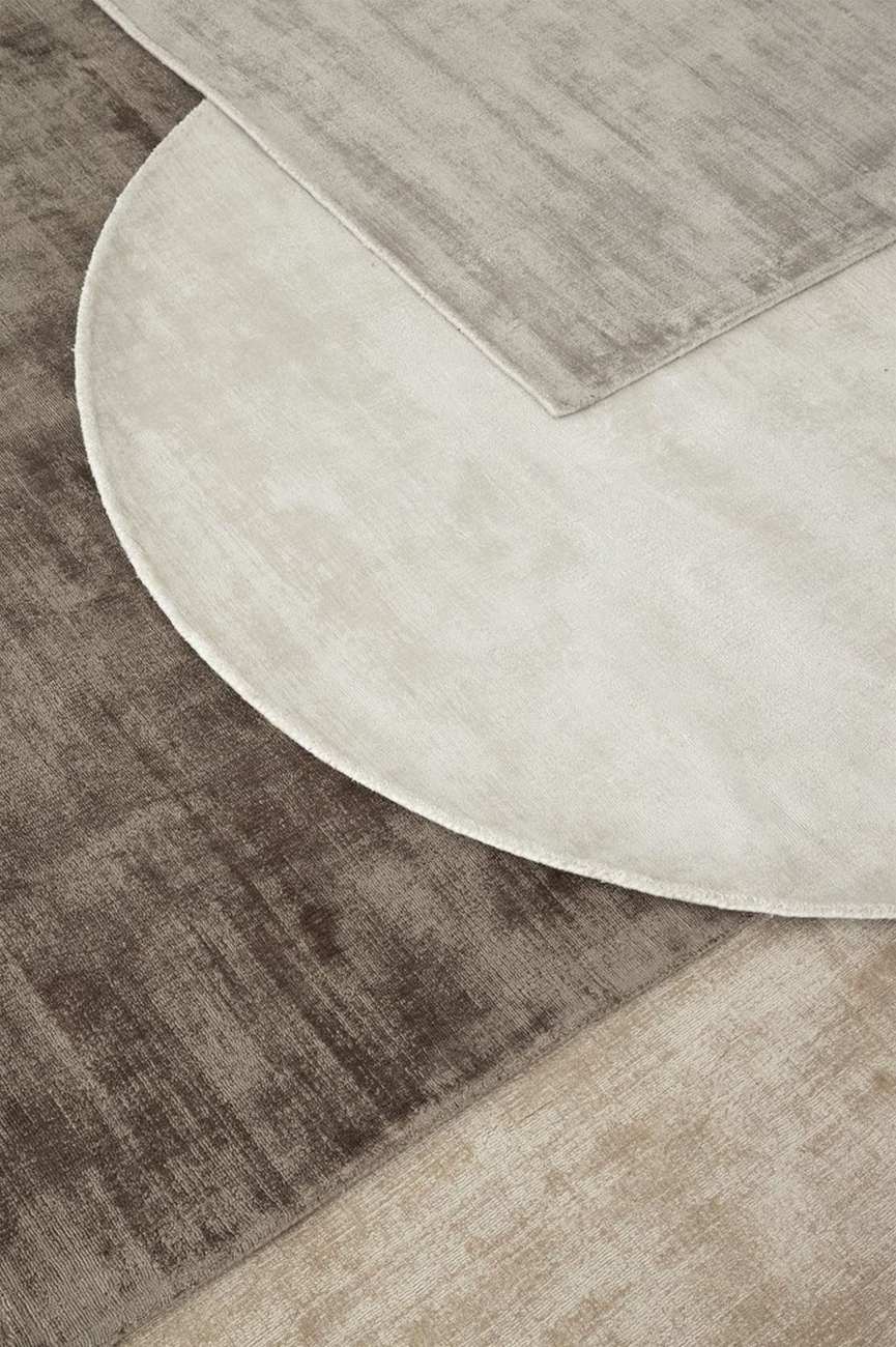 Der Teppich La Belle überzeugt mit seinem modernen Design. Gefertigt wurde er aus Viskose, welches einen grauen Farbton besitzt. Der Teppich besitzt einen Durchmesser von 150 cm.