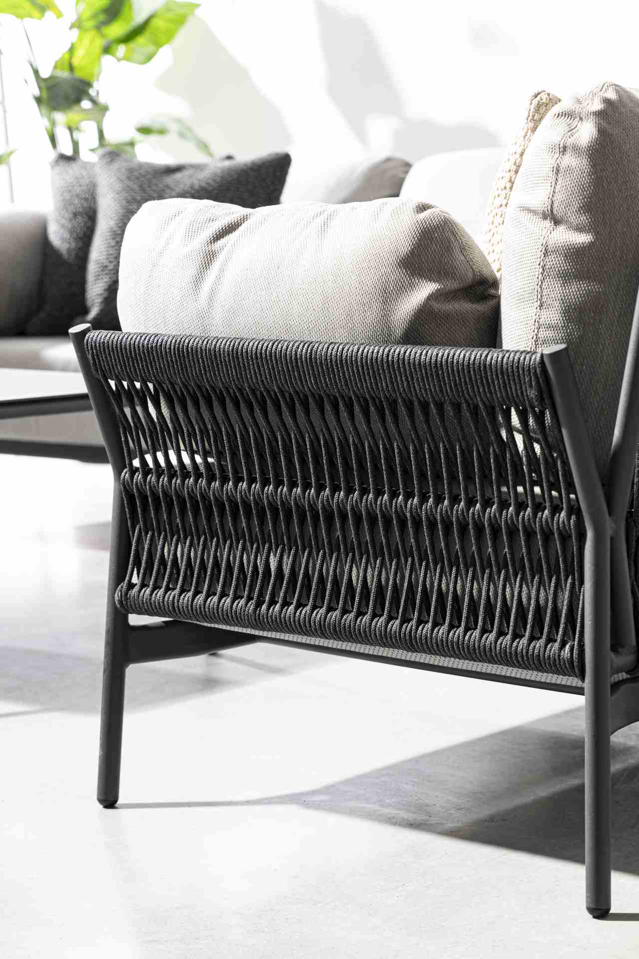 Der Gartensessel Pardis überzeugt mit seinem modernen Design. Gefertigt wurde er aus Olefin-Stoff, welcher einen grauen Farbton besitzt. Das Gestell ist aus Aluminium und hat eine Anthrazit Farbe. Der Sessel verfügt über eine Sitzhöhe von 38 cm und ist fü