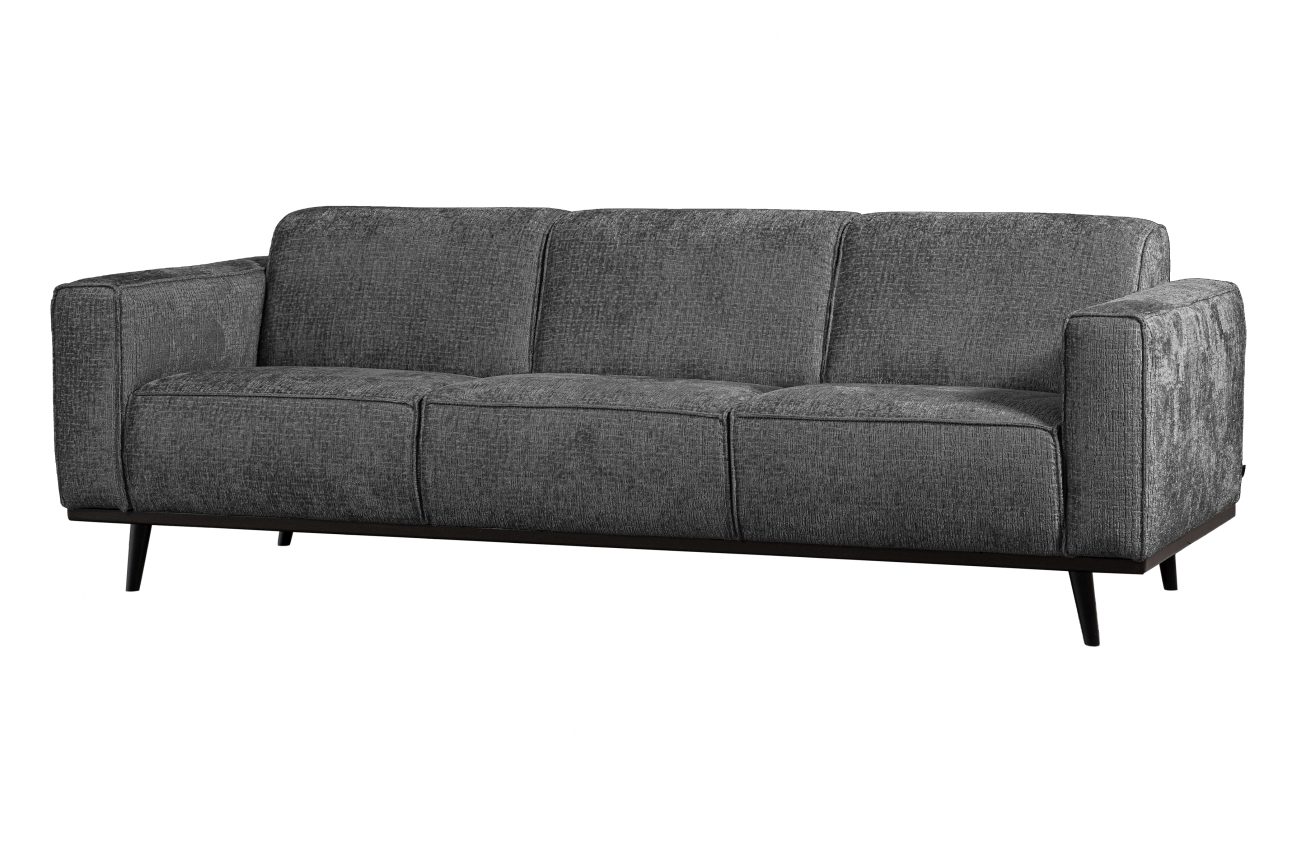 Das Sofa Statement überzeugt mit seinem modernen Stil. Gefertigt wurde es aus Struktursamt, welches einen dunkelgrauen Farbton besitzt. Das Gestell ist aus Birkenholz und hat eine schwarze Farbe. Das Sofa besitzt eine Breite von 230 cm.