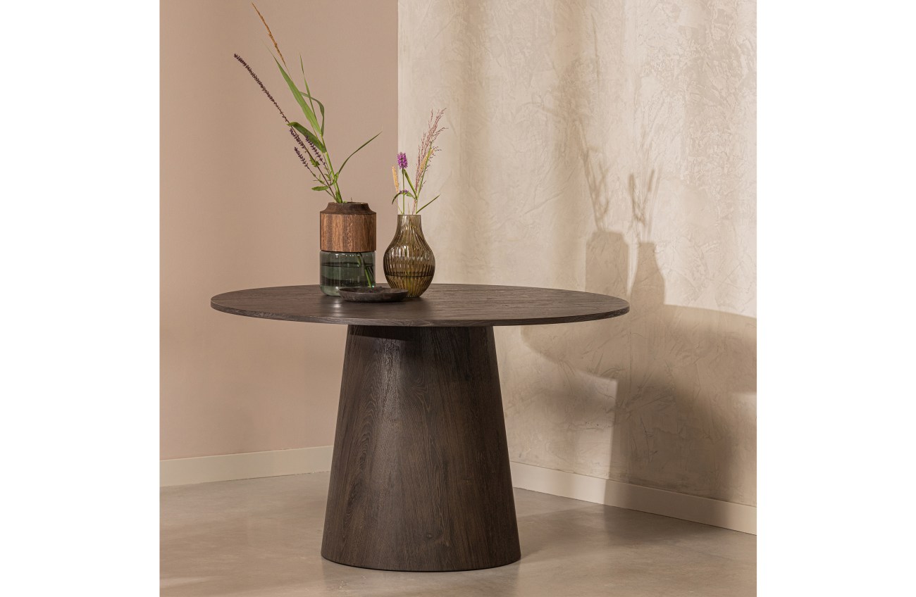 Der Esstisch Maa  überzeugt mit seinem modernen Stil. Gefertigt wurde er aus MDF, welches einen dunkelbraunen Farbton besitzt. Das Gestell ist auch aus MDF. Der Tisch besitzt einen Durchmesser von 120 cm