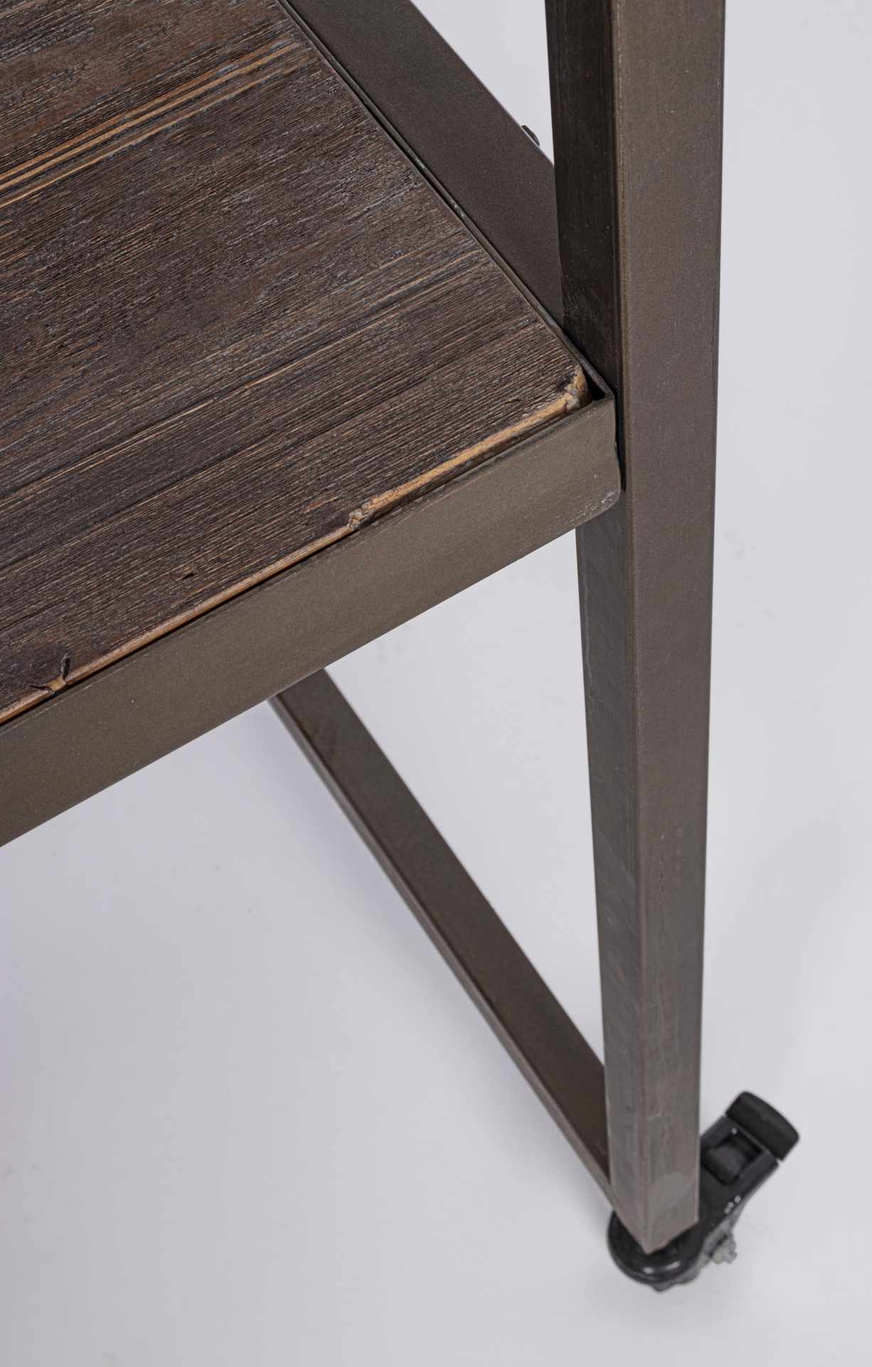 Der Esstisch überzeugt mit seinem klassischem Design. Gefertigt wurde er aus Tannenholz, welches einen natürlichen Farbton besitzt. Das Gestell ist aus Metall, welches eine Bronze Farbe hat. Der Tisch besitzt eine Breite von 180 cm.