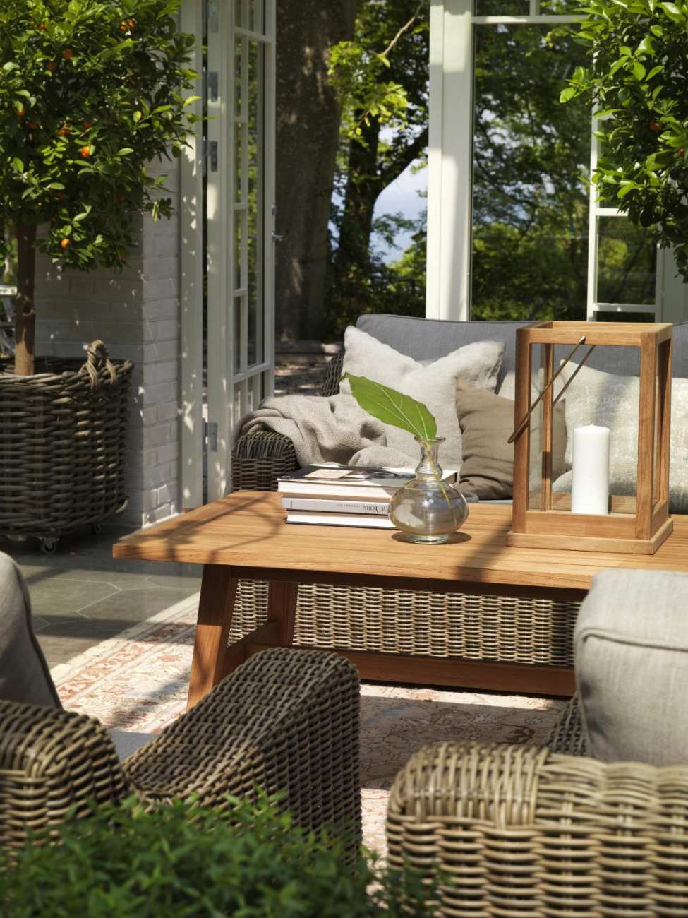 Das Gartensofa Glendon überzeugt mit seinem modernen Design. Gefertigt wurde er aus Rattan, welches einen braunen Farbton besitzt. Das Gestell ist auch aus Rattan und hat eine braune Farbe. Die Sitzhöhe des Sofas beträgt 42 cm.