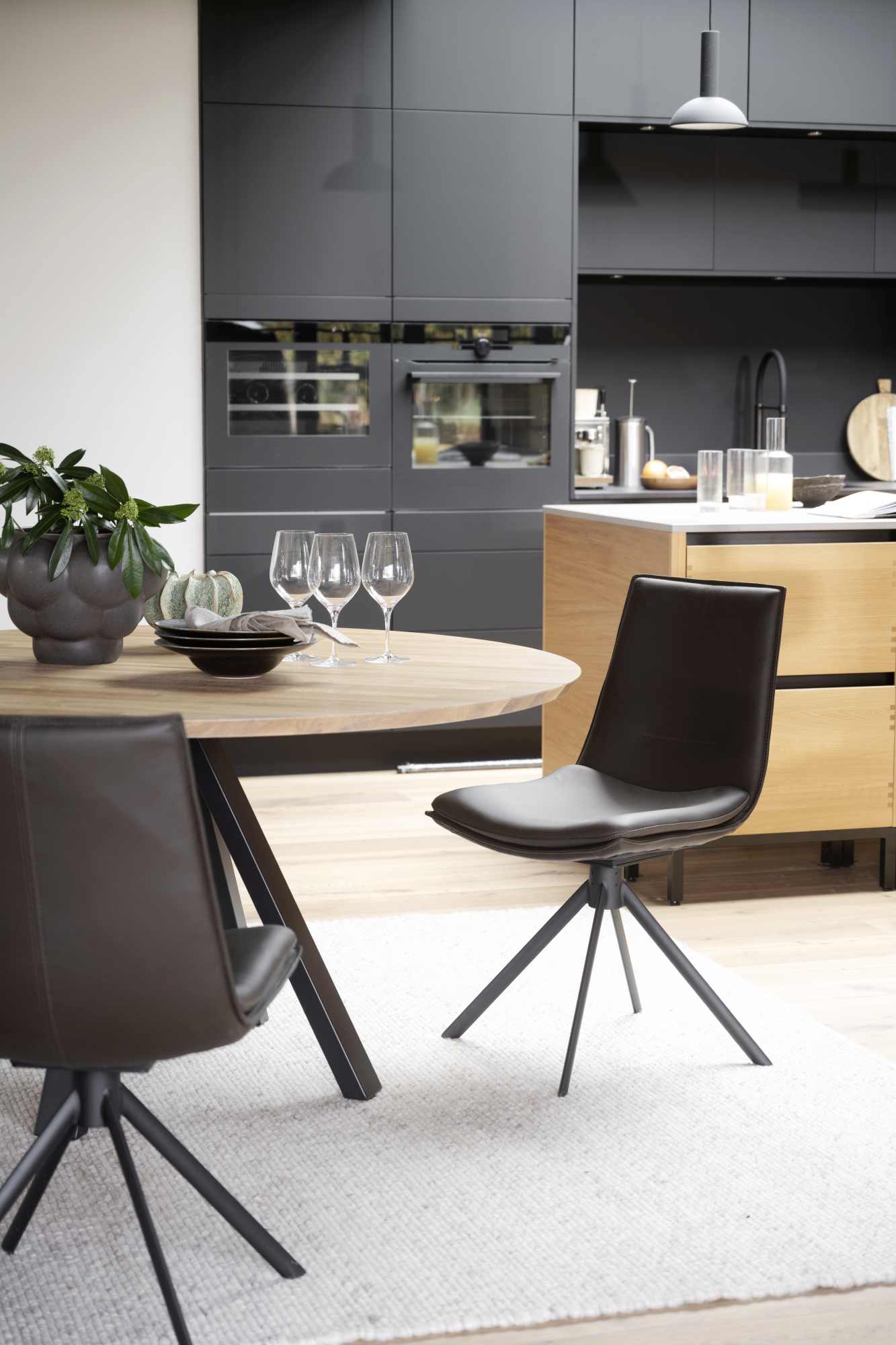 Machen Sie Ihr Zuhause komplett mit Stuhl Lowell 2er Set Drehgestell, Leder Braun.