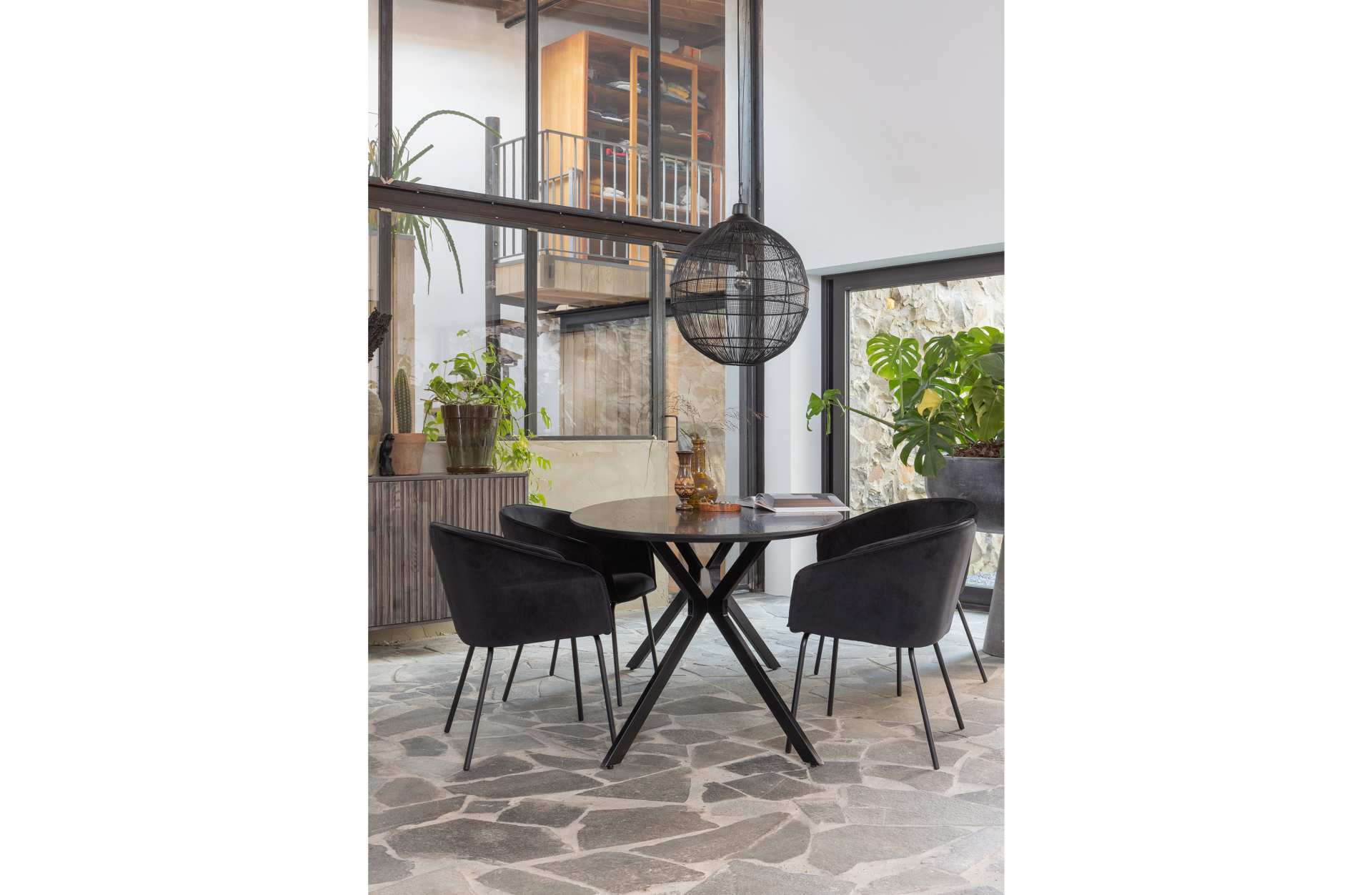 Der Esszimmerstuhl Sien wurde mit einem Samt Bezug bezogen. Er ist immer als 2er-Set erhältlich. Der Stuhl ist in zwei Varianten verfügbar, dieser besitzt die Farbe Schwarz.