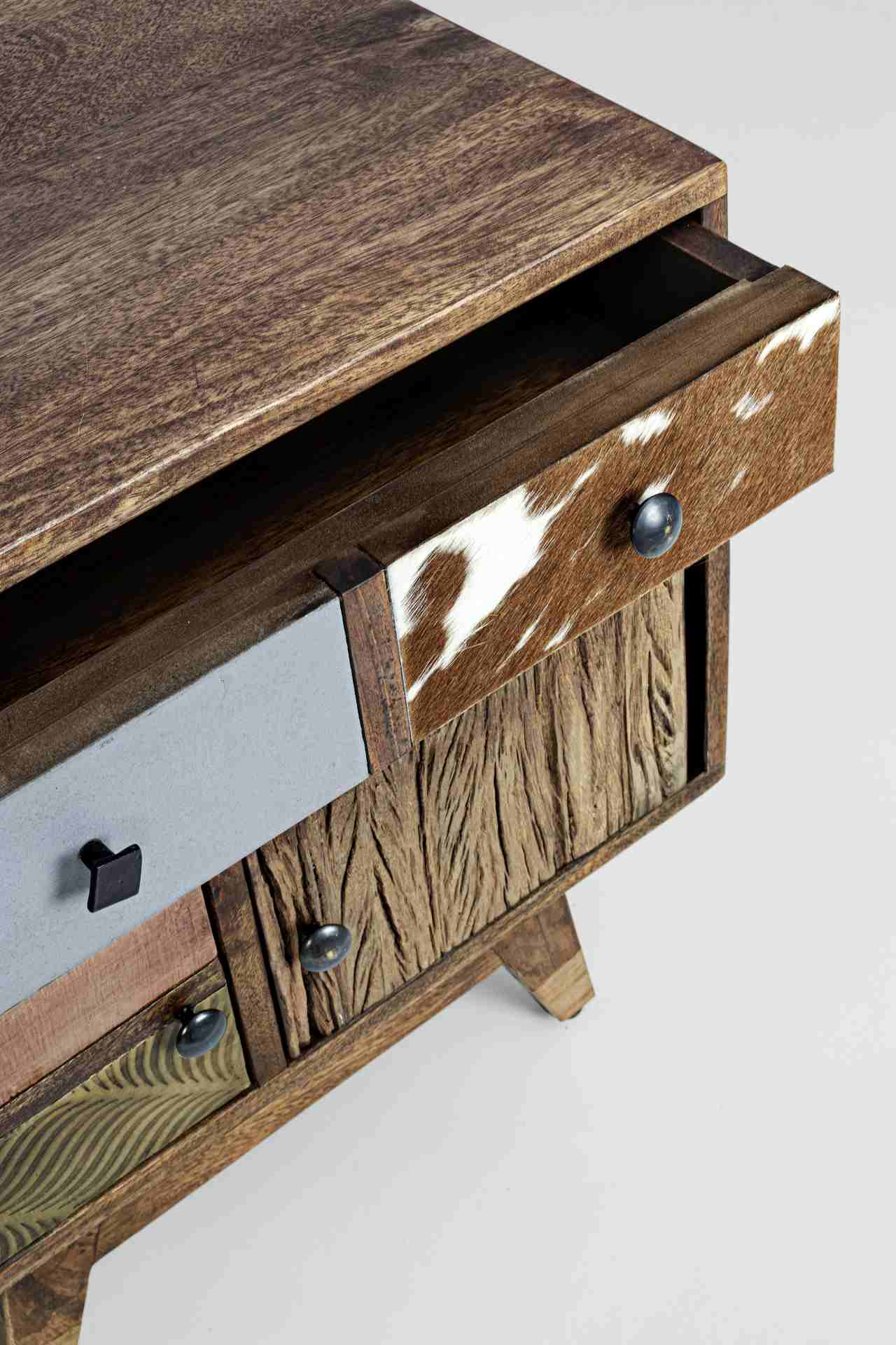 Der Nachttisch Dhaval überzeugt mit seinem klassischen Design. Gefertigt wurde er aus Mangoholz, welches einen natürlichen Farbton besitzt. Das Gestell ist auch aus Mangoholz. Der Nachttisch verfügt über zwei Schubladen und zwei Türen. Die Breite beträgt 