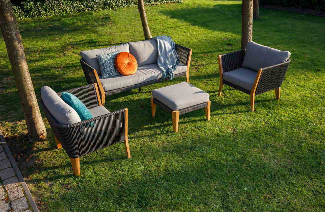 Das Gartensofa San Remo überzeugt mit seinem modernen Design. Gefertigt wurde es aus Stoff, welches einen schwarzen Farbton besitzt. Das Gestell ist aus Teakholz und hat eine natürliche Farbe. Das Sofa hat eine Breite von 180 cm.