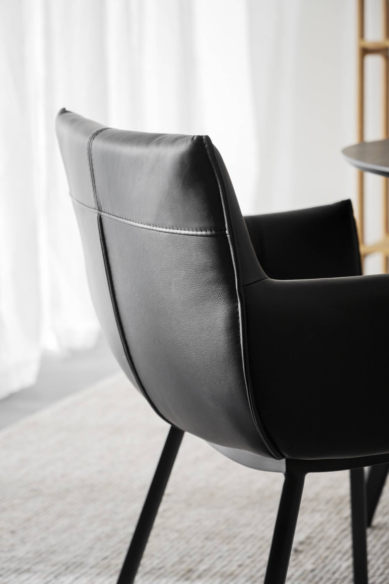 Machen Sie Ihr Zuhause komplett mit Stuhl Hinckley 2er Set mit Armlehnen, Schwarz.