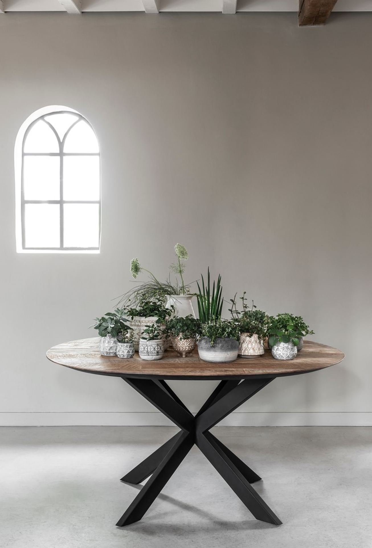 Der Esstisch Shape überzeugt mit seinem modernem aber auch massivem Design. Gefertigt wurde der Tisch aus recyceltem Teakholz, welches einen natürlichen Farbton besitzt. Das Gestell ist aus Metall und ist Schwarz. Der Tisch hat einen Durchmesser von 130 c