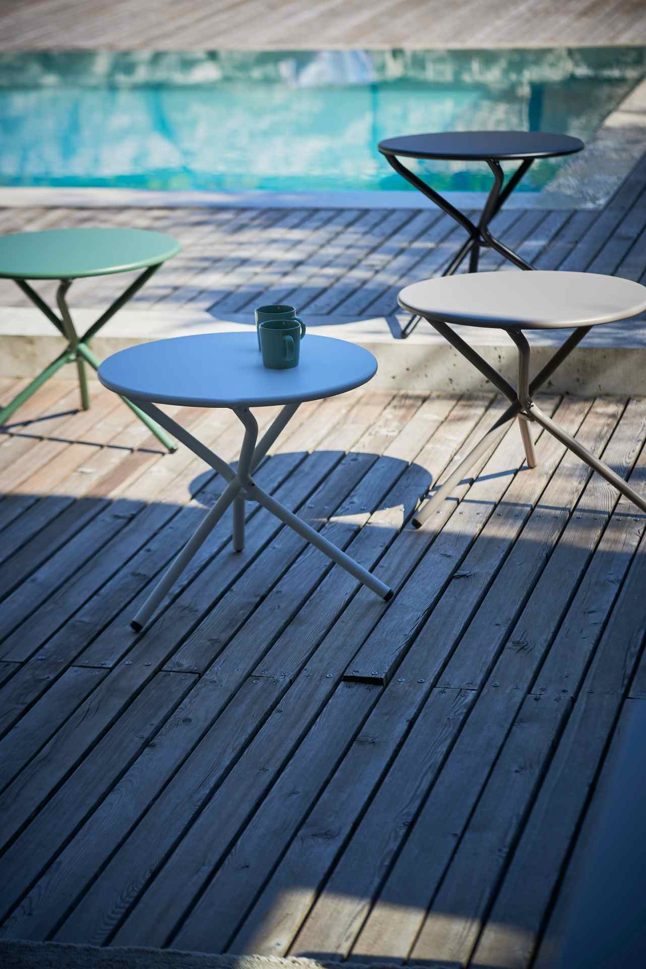 Der Beistelltisch Tris wurde aus Aluminium gefertigt und ist daher auch für den Outdoor Bereich einsetzbar. Designet wurde der Tisch von der Marke Jan Kurtz. Dieser Tisch hat die Farbe Taupe.