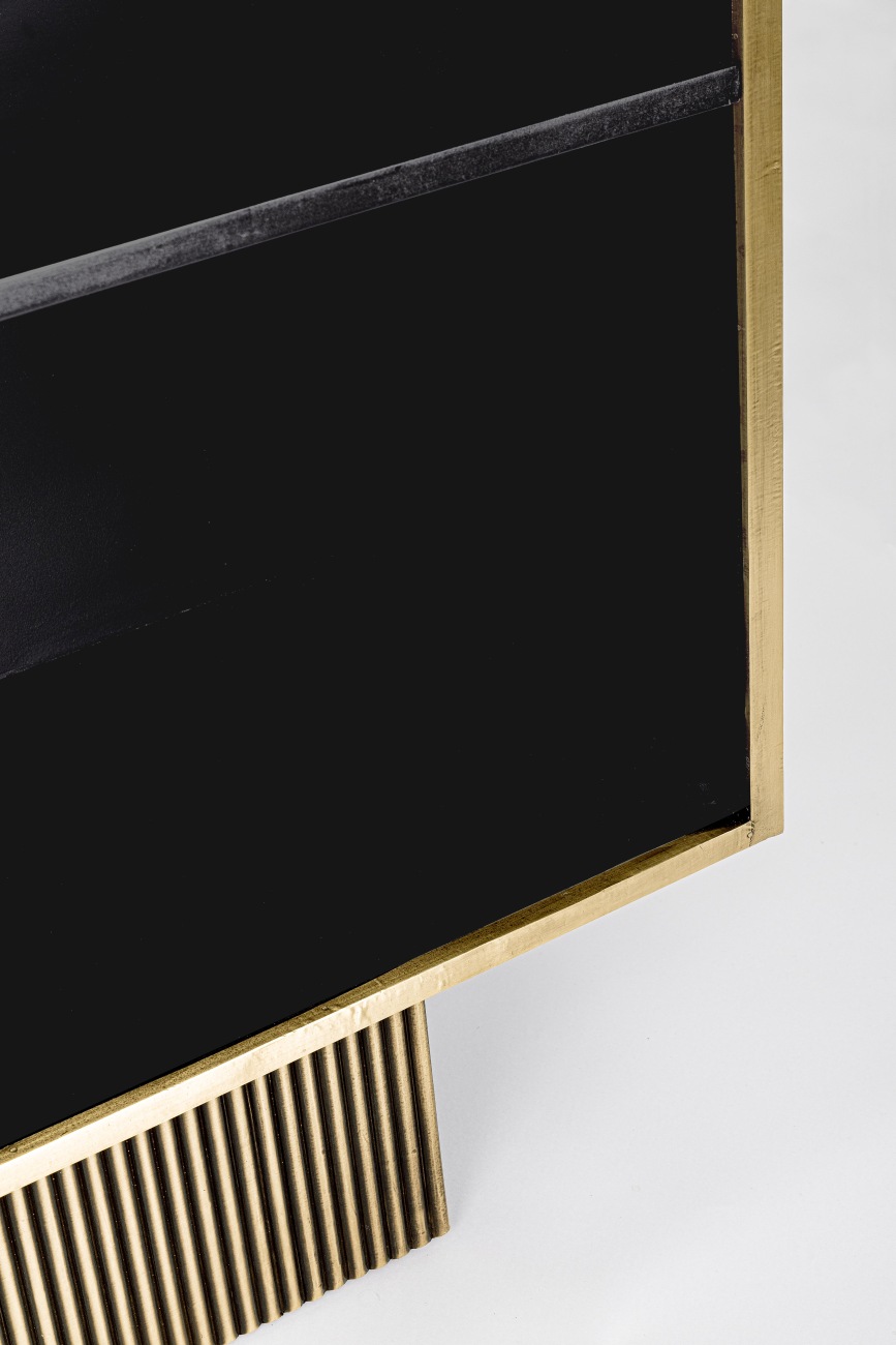 Der Barschrank Virta überzeugt mit seinem modernen Stil. Gefertigt wurde er aus Mangoholz, welches einen goldenen Farbton besitzt. Das Gestell ist aus Metall und hat eine schwarze Farbe. Der Schrank verfügt über vier Fächer.