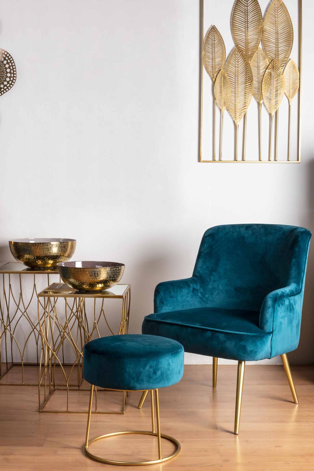 Der Sessel Clelia überzeugt mit seinem modernen Design. Gefertigt wurde er aus Stoff in Samt-Optik, welcher einen blauen Farbton besitzt. Das Gestell ist aus Metall und hat eine goldene Farbe. Der Sessel besitzt eine Sitzhöhe von 43 cm. Die Breite beträgt
