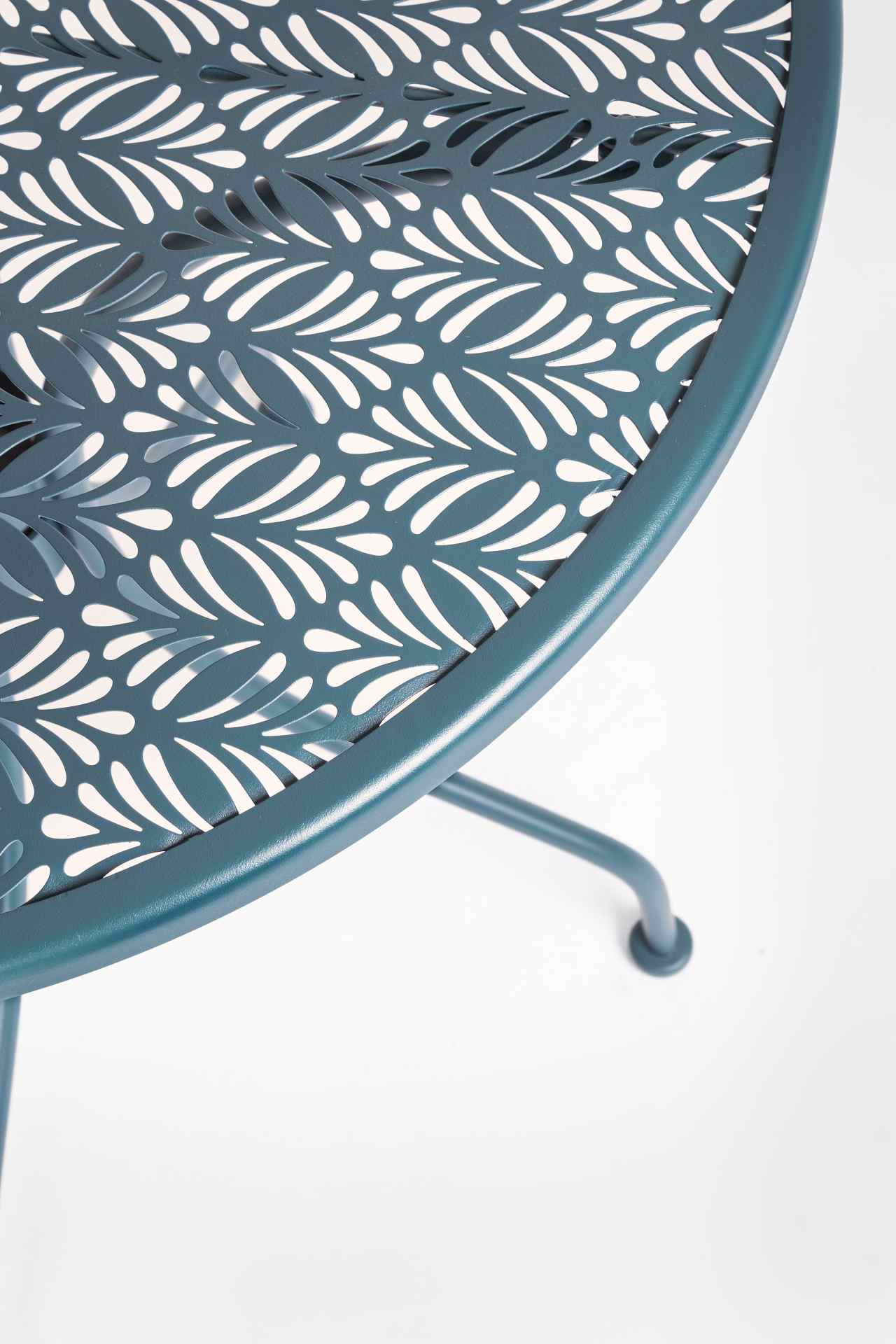 Der Gartentisch Lizette überzeugt mit seinem klassischen Design. Gefertigt wurde er aus Aluminium, welches einen blauen Farbton besitzt. Das Gestell ist aus auch Aluminium und hat eine blaue Farbe. Der Tisch verfügt über einen Durchmesser von 60 cm und is