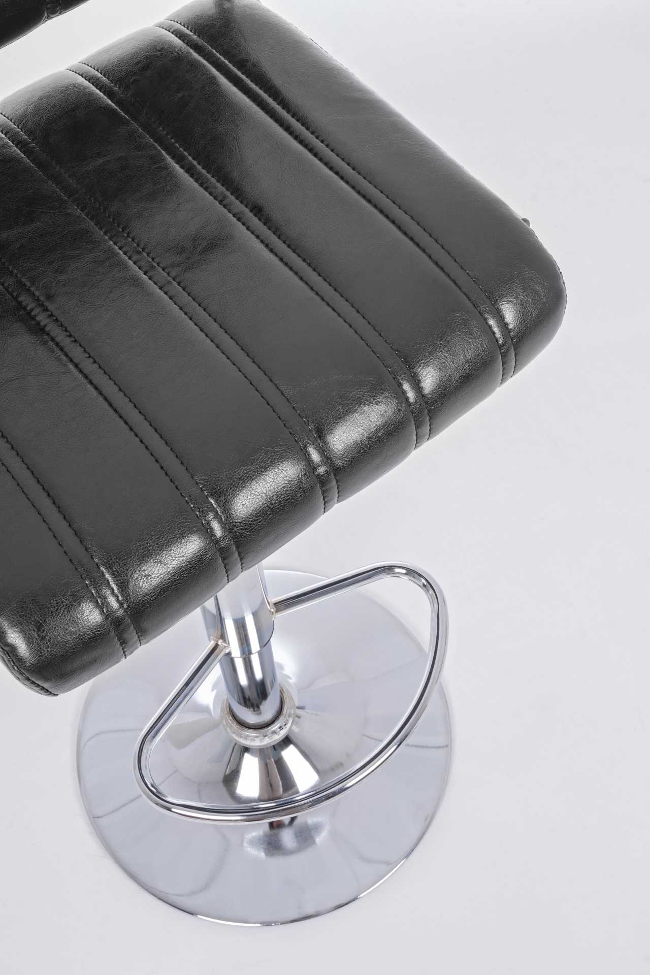 Der Barhocker Barclay überzeugt mit seinem klassischen Design. Gefertigt wurde er aus Kunstleder, welches einen schwarzen Farbton besitzt. Das Gestell ist aus Metall und hat eine silberne Farbe. Die Sitzhöhe des Hockers ist höhenverstellbar.