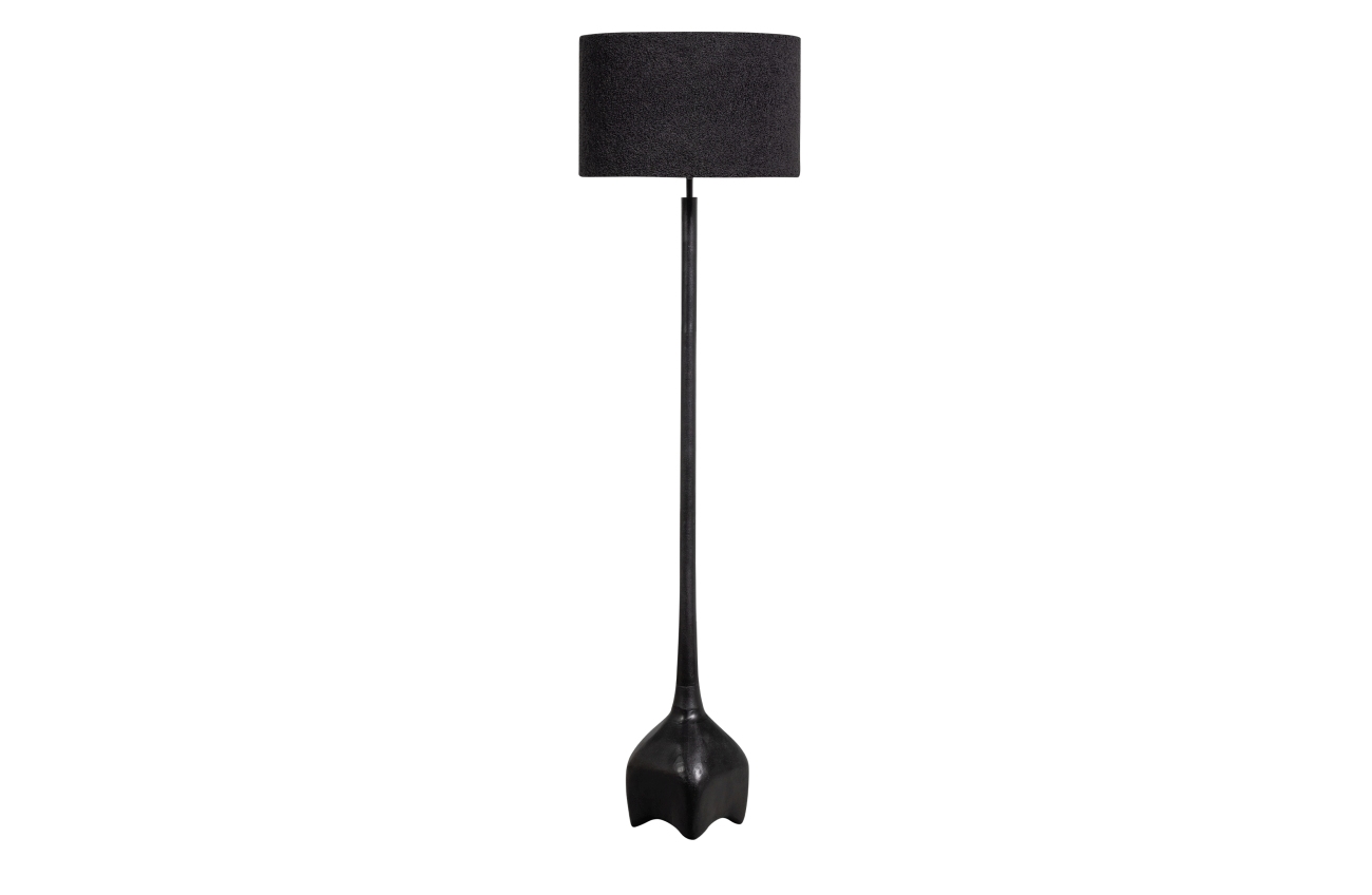 Die Stehleuchte Foss überzeugt mit ihrem modernen Design. Gefertigt wurde sie aus Aluminium, welches einen schwarzen Farbton besitzt. Der Lampenschirm ist aus Teddy-Stoff und hat eine Schwarzen Farbe. Die Lampe besitzt einen Durchmesser von 40 cm.