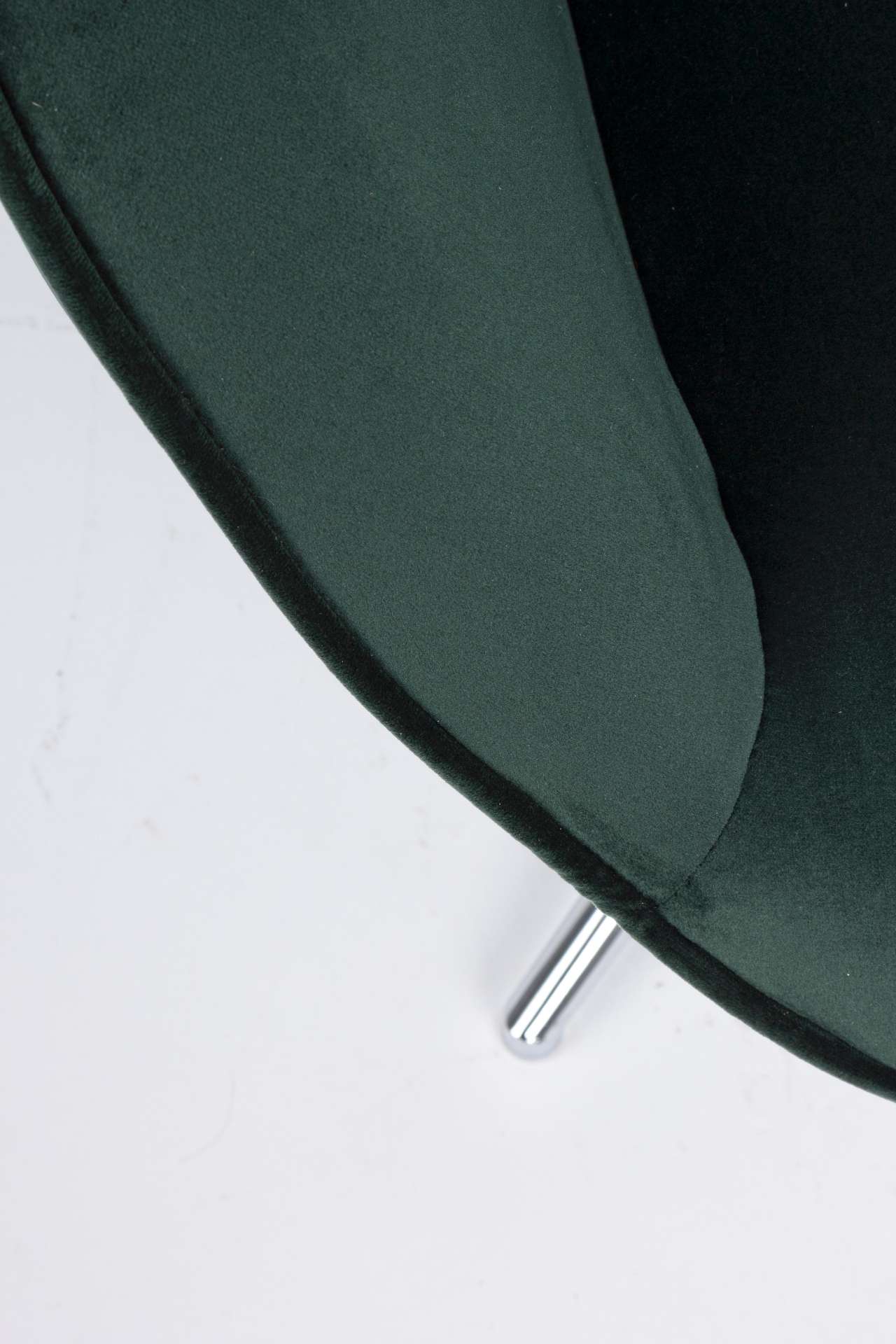 Der Sessel Farida überzeugt mit seinem modernen Design. Gefertigt wurde er aus Samt, welcher einen grünen Farbton besitzt. Das Gestell ist aus Metall und hat eine silberne Farbe. Der Sessel besitzt eine Sitzhöhe von 45 cm. Die Breite beträgt 69 cm. Der Se
