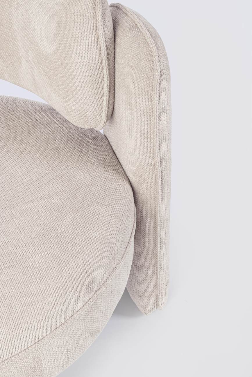 Der Sessel Aisha überzeugt mit seinem modernen Stil. Gefertigt wurde er aus Stoff, welcher einen Beigen Farbton besitzt. Der Sessel besitzt eine Sitzhöhe von 44 cm.