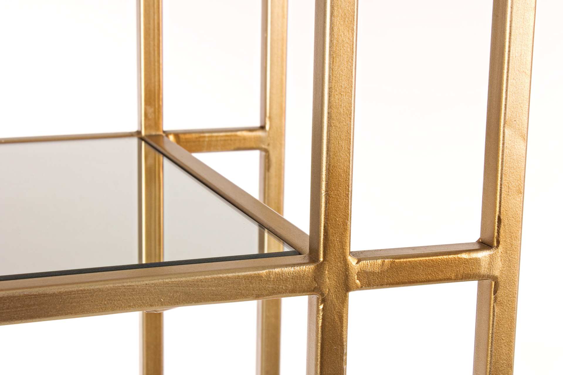 Das Regal Elenor überzeugt mit seinem klassischen Design. Gefertigt wurde es aus Glas. Das Gestell ist aus Metall und hat eine goldene Farbe. Das Regal verfügt über vier Fächer. Die Breite beträgt 68 cm.