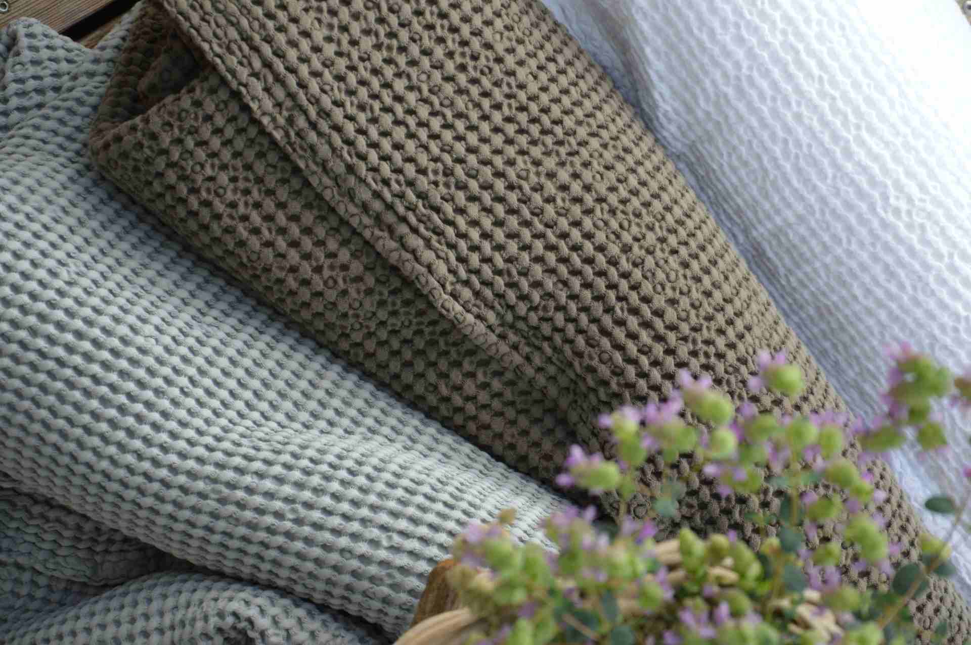 Die bequeme Decke Alba wurde aus hundert Prozent Bauwolle gefertigt. Designet wurde sie von der Marke Jan Kurtz. Sie ist perfekt geeignet für schöne Sommerabende im Garten. Die Farbe der Decke ist Hellgrau.