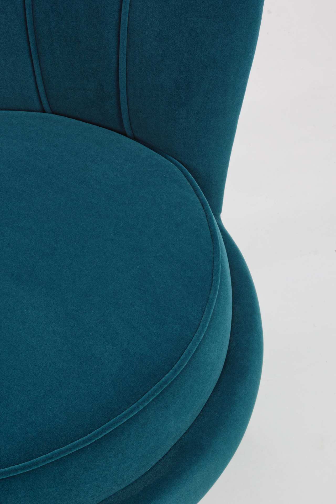 Der Sessel Giliola überzeugt mit seinem modernen Design. Gefertigt wurde er aus Stoff in Samt-Optik, welcher einen blauen Farbton besitzt. Das Gestell ist aus Metall und hat eine goldene Farbe. Der Sessel besitzt eine Sitzhöhe von 45 cm. Die Breite beträg