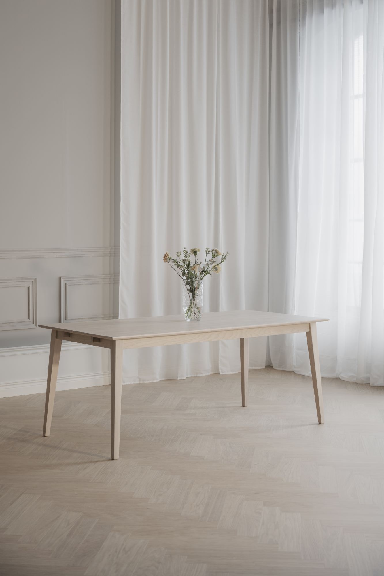 Machen Sie Ihr Zuhause komplett mit Esstisch Filippa Rechteckig 180x90cm, Eiche Weiß pigmentiert.