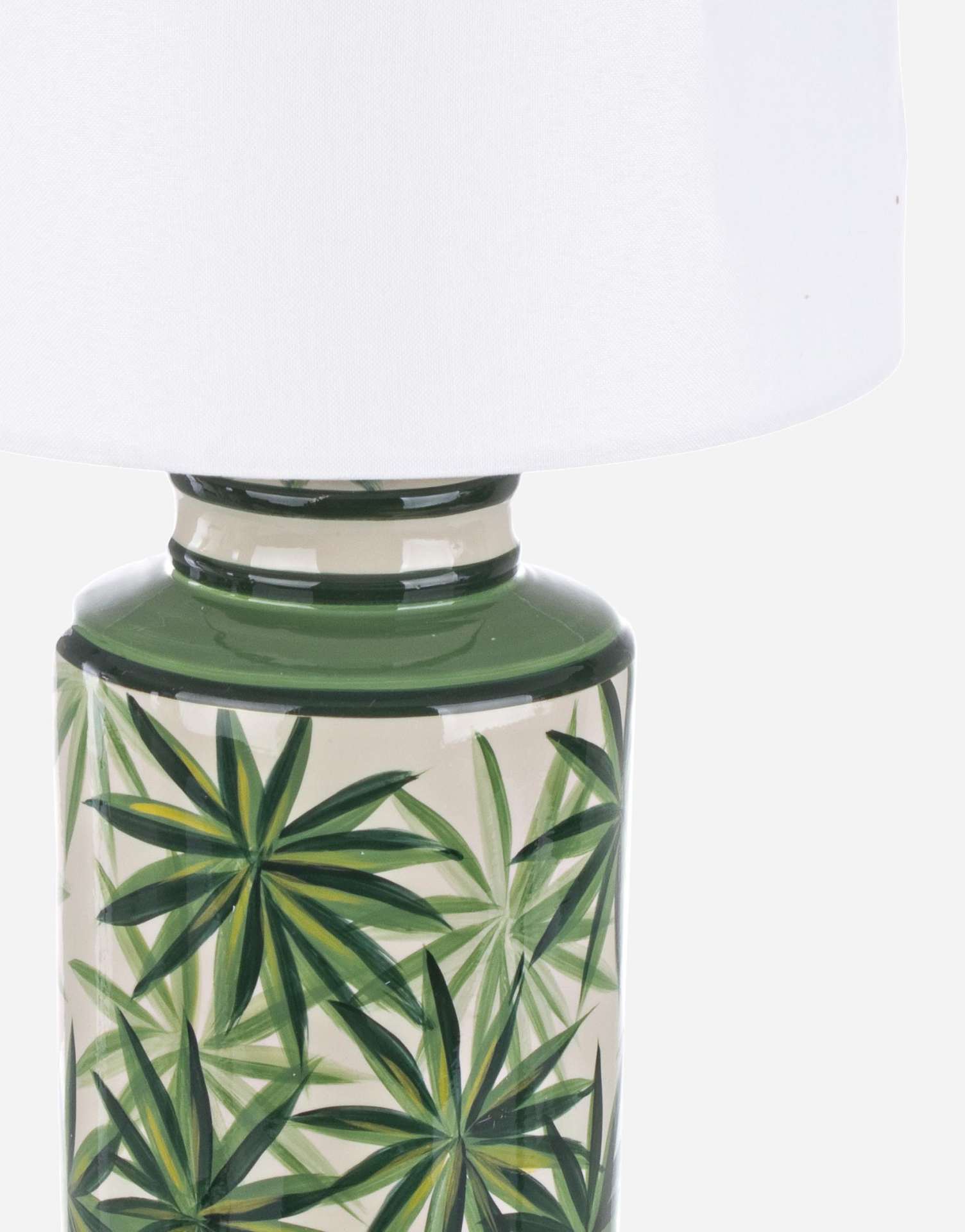 Die Tischleuchte Tropic überzeugt mit ihrem klassischen Design. Gefertigt wurde sie aus Porzellan, welches einen grünen Farbton besitzt. Die Lampenschirme ist aus Polyester und hat eine weiße Farbe. Die Lampe besitzt eine Höhe von 63 cm.