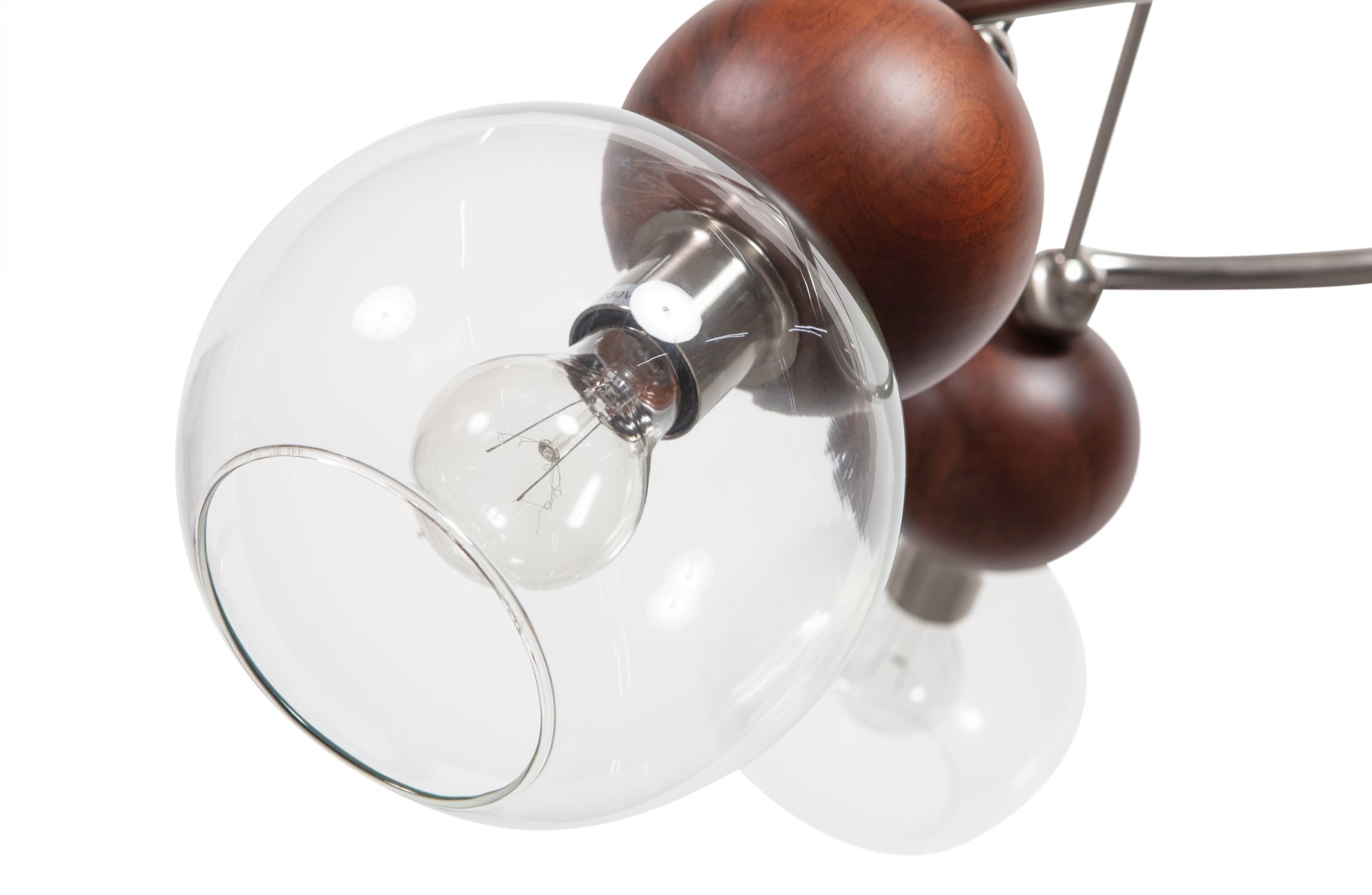 Die Hängeleuchte Babble überzeugt mit seinem modernen Design. Gefertigt wurde er aus Walnussholz, welches einen braunen Farbton besitzt. Die Lampe verfügt über drei Lichtquelle.