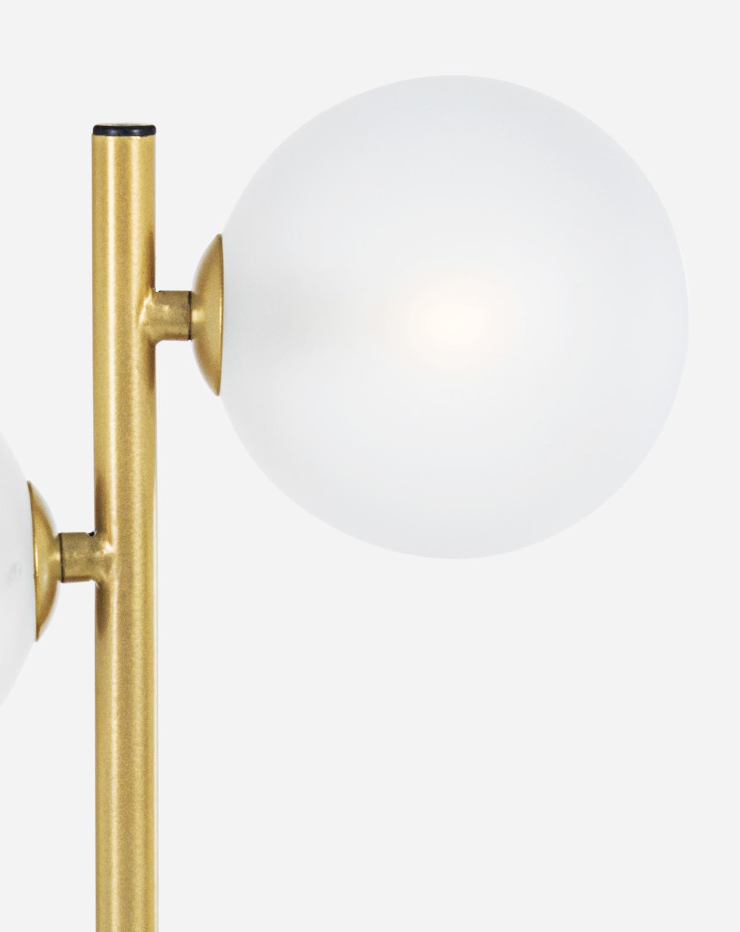 Die Tischleuchte Balls überzeugt mit ihrem modernen Design. Gefertigt wurde sie aus Metall, welches einen goldenen Farbton besitzt. Die Lichtquellen sind aus Milchglas. Die Lampe besitzt eine Höhe von 54 cm.