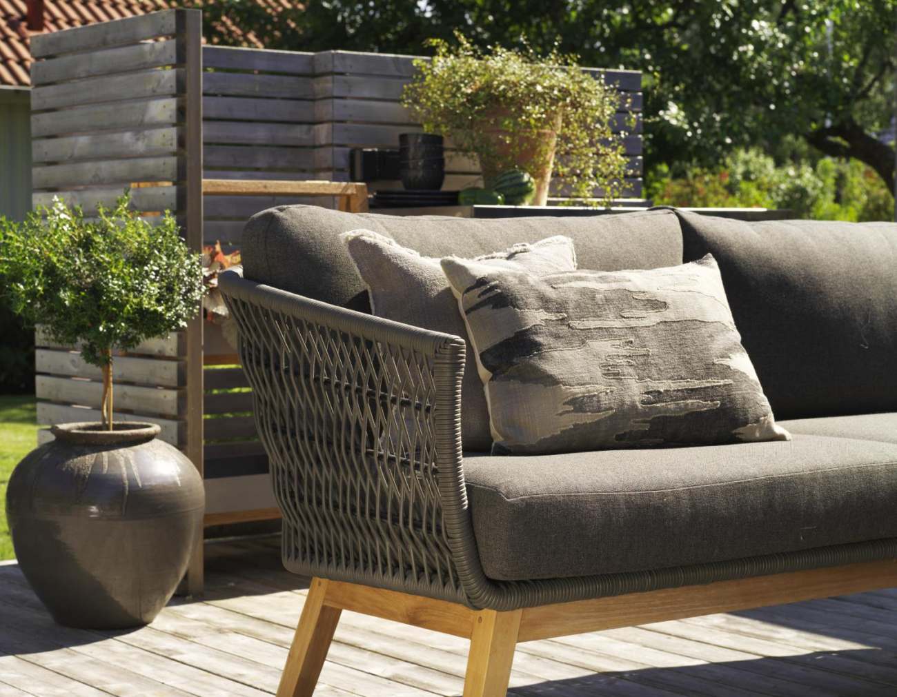 Das Gartensofa Kenton überzeugt mit seinem modernen Design. Gefertigt wurde er aus Rattan, welcher einen grauen Farbton besitzt. Das Gestell ist aus Teakholz und hat eine natürliche Farbe. Die Sitzhöhe des Sofas beträgt 50 cm.