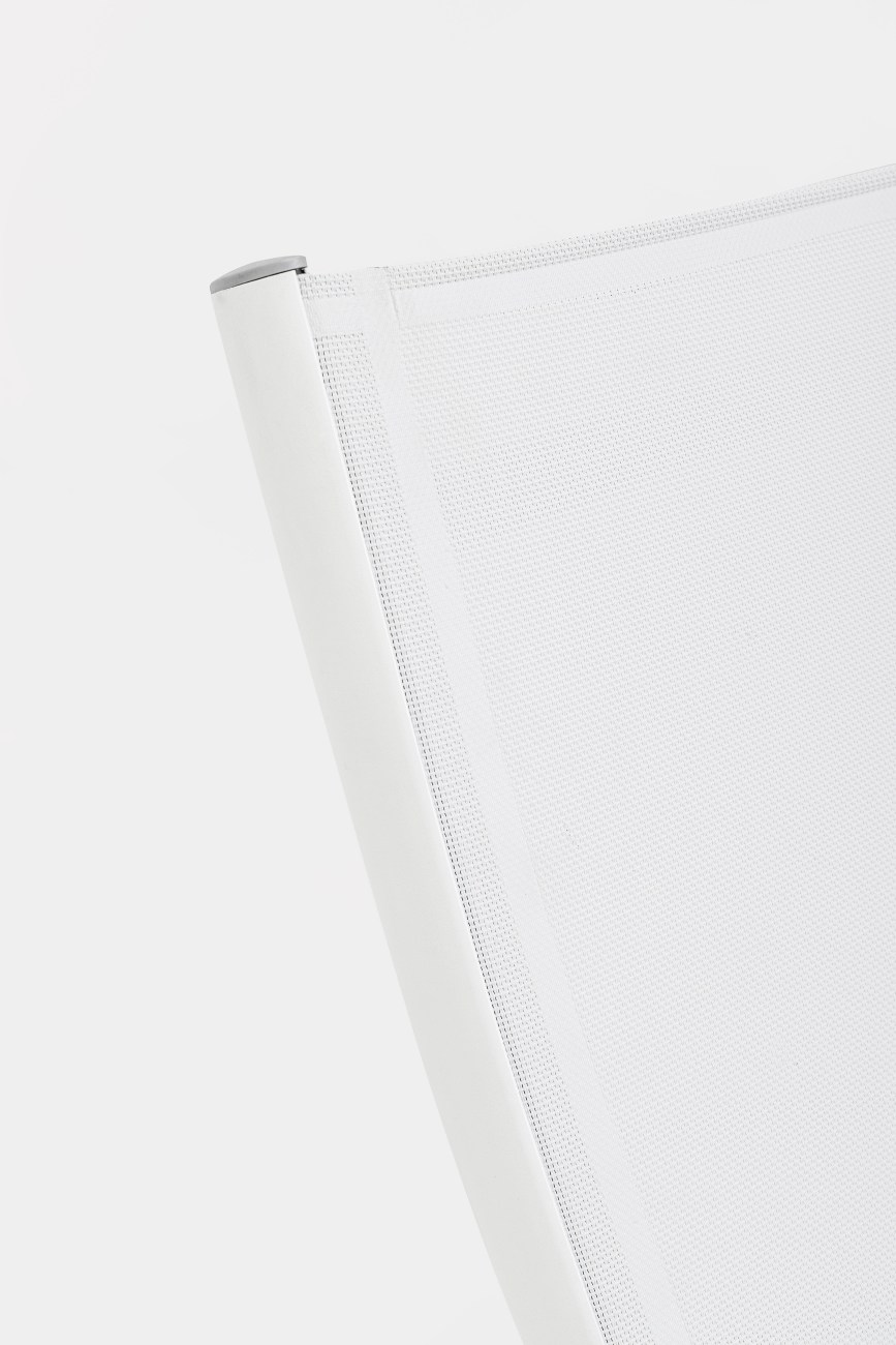 Der Loungesessel Taylor überzeugt mit seinem modernen Design. Gefertigt wurde er aus Textilene, welches einen weißen Farbton besitzt. Das Gestell ist aus Metall und hat eine weiße Farbe. Der Sessel ist klappbar.
