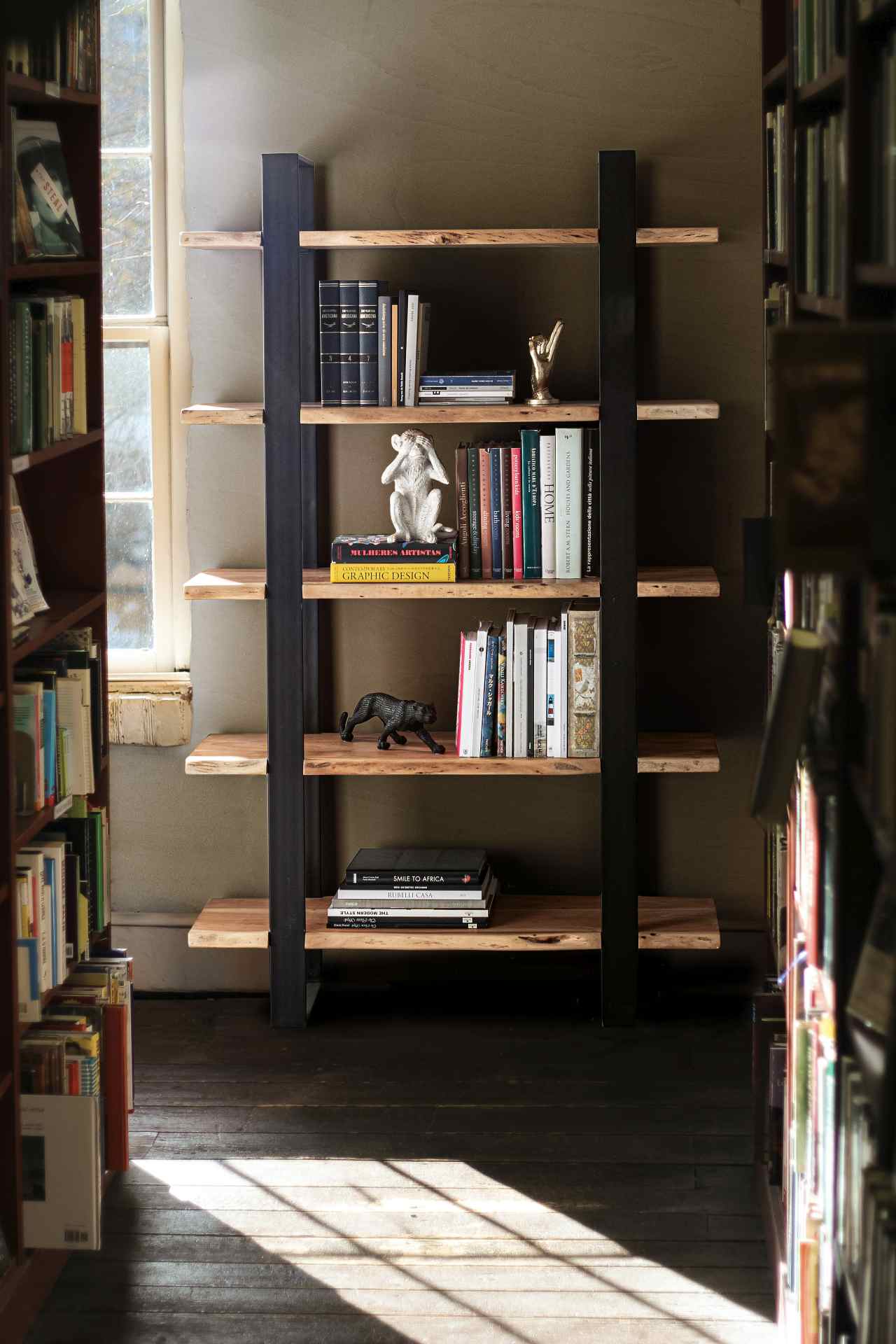 Das Bücherregal Artur überzeugt mit seinem klassischen Design. Gefertigt wurde es aus Akazienholz, welches einen natürlichen Farbton besitzt. Das Gestell ist aus Metall und hat eine schwarze Farbe. Das Bücherregal verfügt über vier Fächer. Die Breite betr