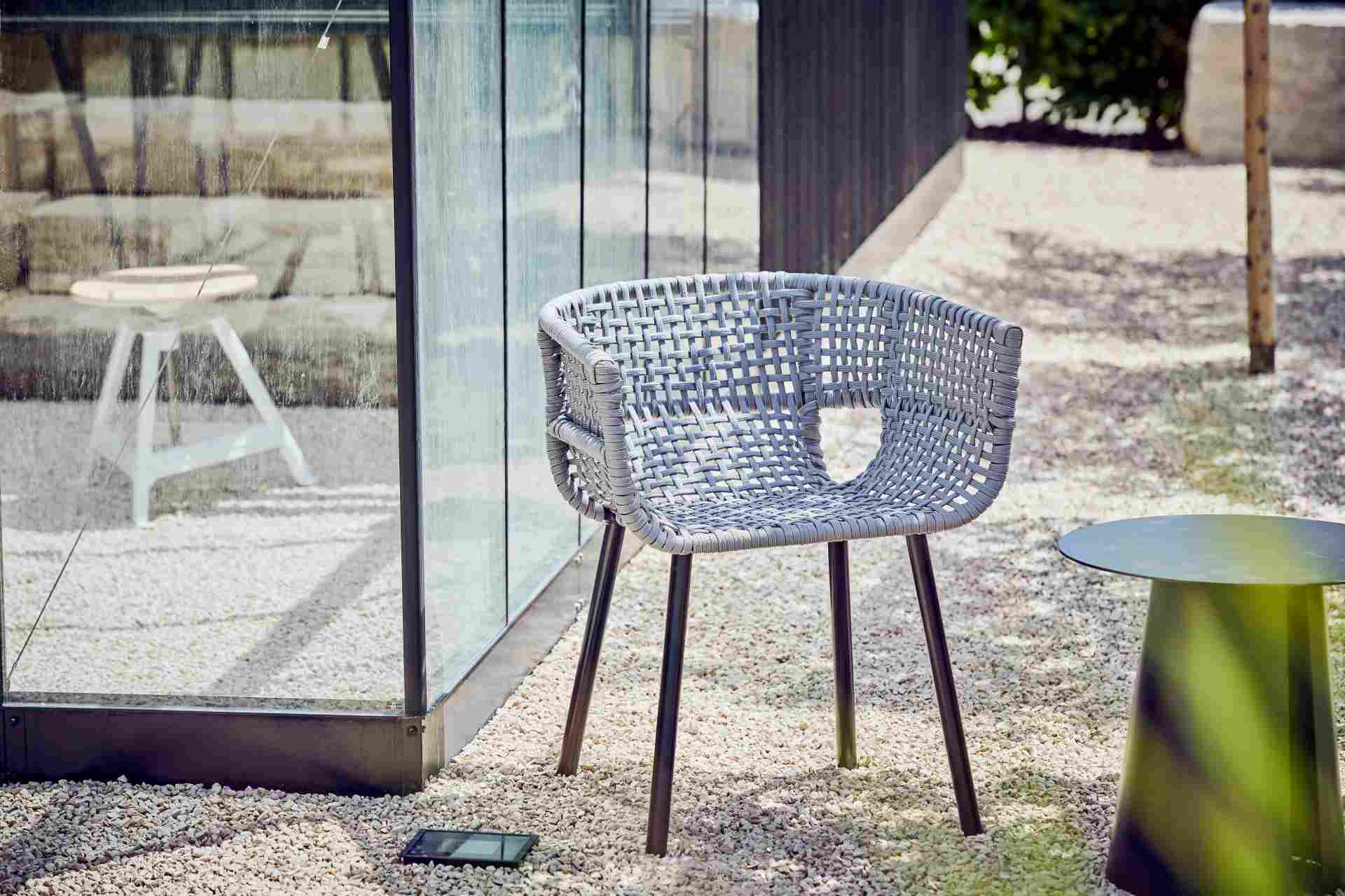 Stilvoller Gartenstuhl Saku mit einem Aluminium Gestell. Hergestellt von Jan Kurtz in der Farbe Hellgrau. Outdoor geeignet.