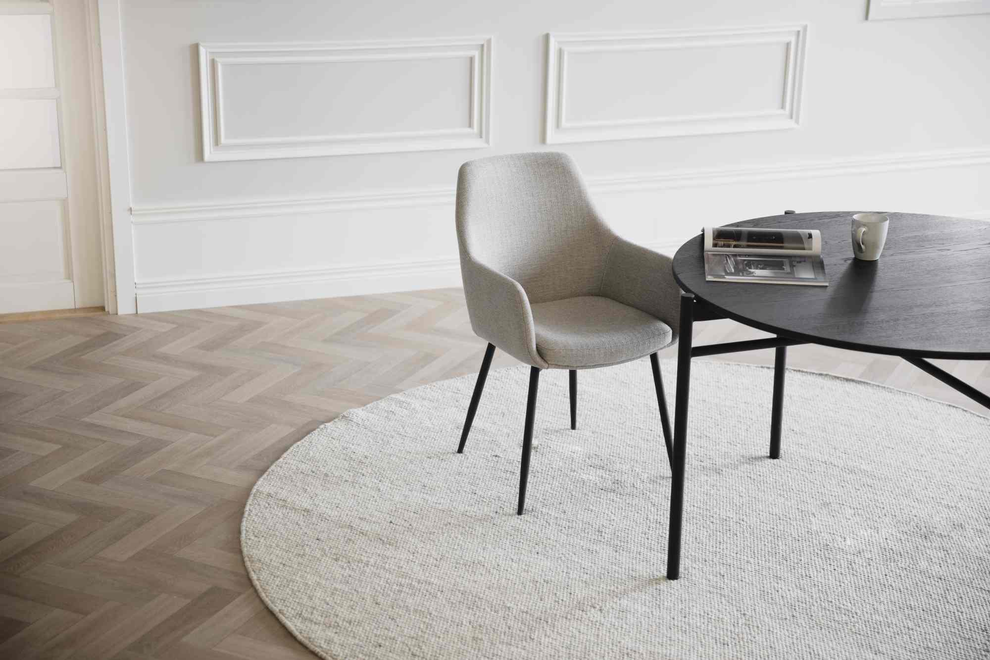 Stuhl Reily 2er Set mit Armlehnen, Stoff Beige passt perfekt in stilvolle Wohnräume.