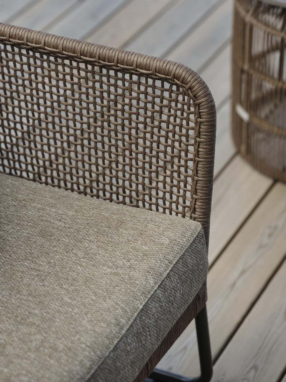 Das Gartensofa Pors überzeugt mit seinem modernen Design. Gefertigt wurde er aus Rattan, welcher einen braunen Farbton besitzt. Das Gestell ist aus Metall und hat eine schwarze Farbe. Die Sitzhöhe des Sofas beträgt 43 cm.