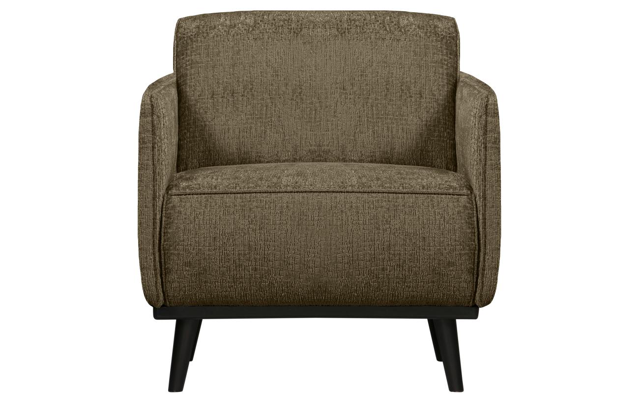 Der Sessel Statement überzeugt mit seinem modernen Stil. Gefertigt wurde es aus Struktursamt, welches einen dunkelbraunen Farbton besitzt. Das Gestell ist aus Birkenholz und hat eine schwarze Farbe. Der Sessel besitzt eine Größe von 72x93 cm.