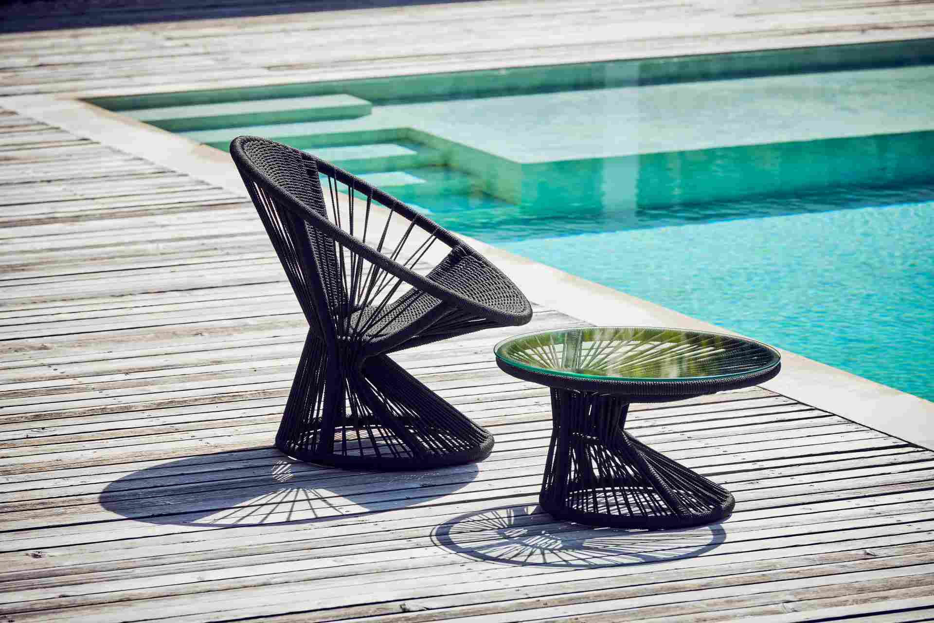 Der stilvolle Gartensessel Ray wurde von der Marke Jan Kurtz hergestellt und designet. Der Sessel ist Outdoor geeignet und ist in einem schwarzen Farbton.