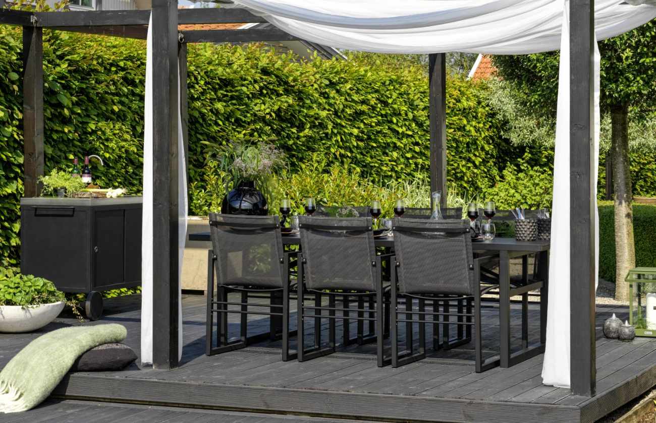 Der Gartenesstisch Vevi überzeugt mit seinem modernen Design. Gefertigt wurde die Tischplatte aus Metall, welche einen schwarzen Farbton besitzt. Das Gestell ist auch aus Metall und hat eine schwarze Farbe. Der Tisch besitzt eine Länge von 230 cm.