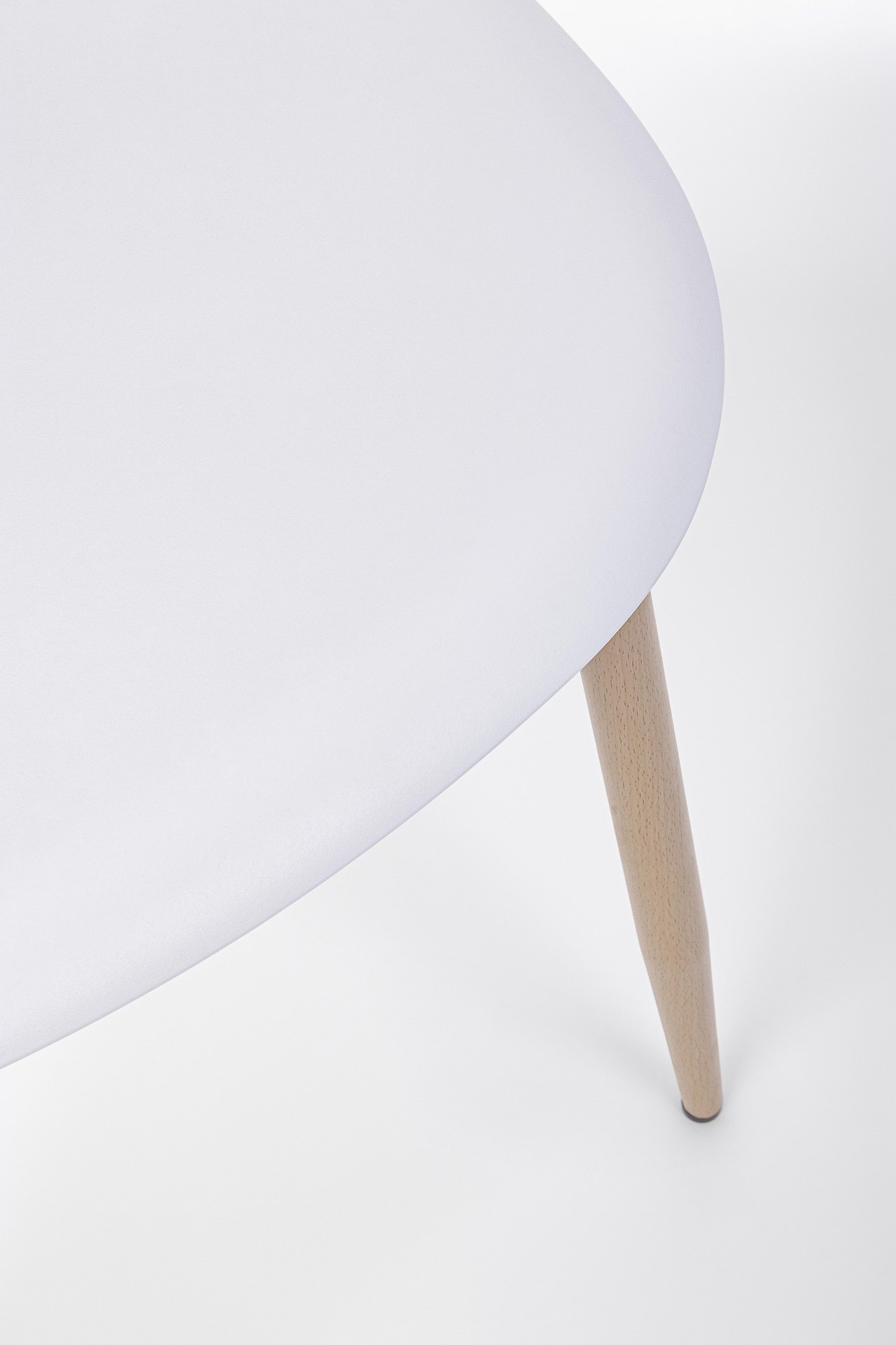 Der Stuhl Mandy überzeugt mit seinem modernem Design. Gefertigt wurde der Stuhl aus Kunststoff, welcher einen weißen Farbton besitzt. Das Gestell ist aus Metall, welches eine Holz-Optik besitzt. Die Sitzhöhe des Stuhls ist 45 cm.