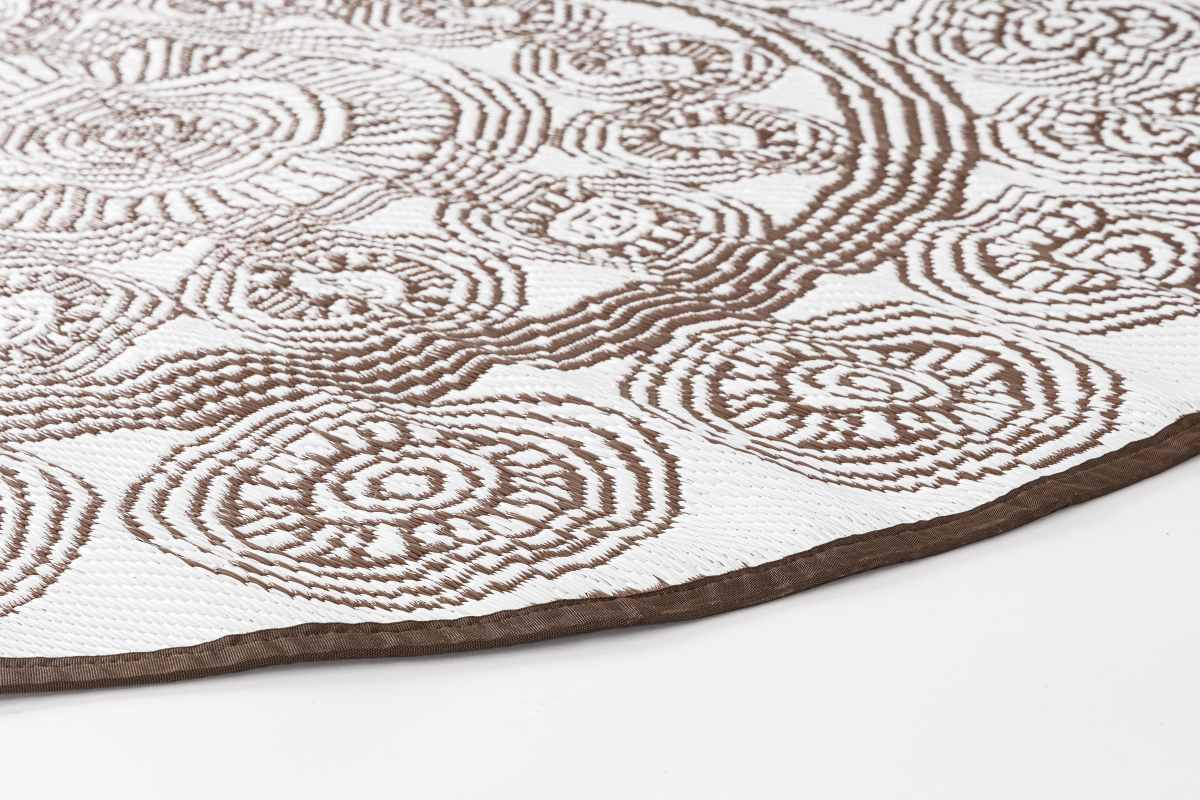 Der Outdoor Teppich Kashan überzeugt mit seinem modernen Design. Gefertigt wurde er aus Kunststofffasern, welche einen Weißen und Braunen Farbton besitzt. Der Teppich verfügt über einen Durchmesser von 150 cm und ist für den Outdoor Bereich geeignet.