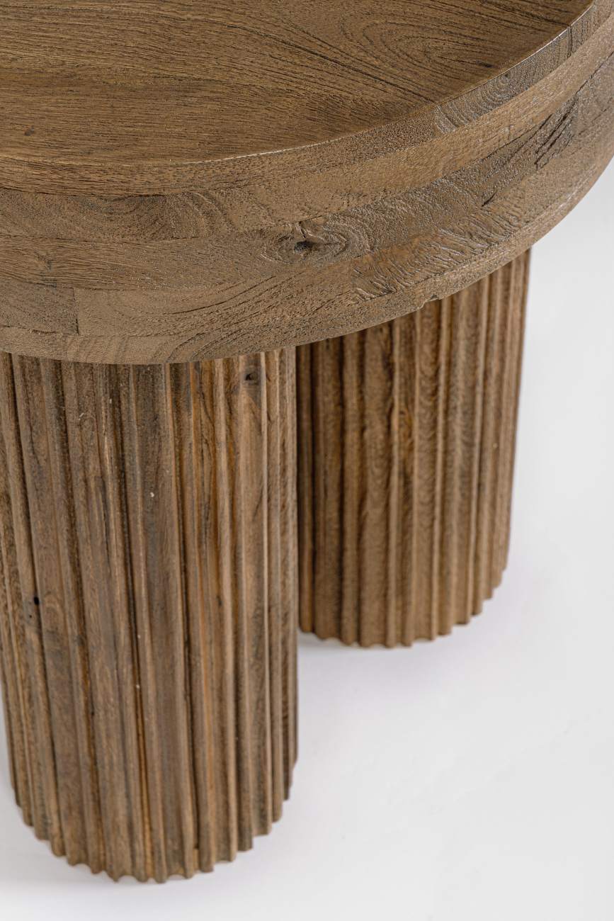 Der Couchtisch Dacca überzeugt mit seinem modernen Stil. Gefertigt wurde er aus Mangoholz, welches einen braunen Farbton besitzt. Das Gestell ist auch aus Mangoholz. Der Couchtisch besitzt einen Durchmesser von 45 cm.