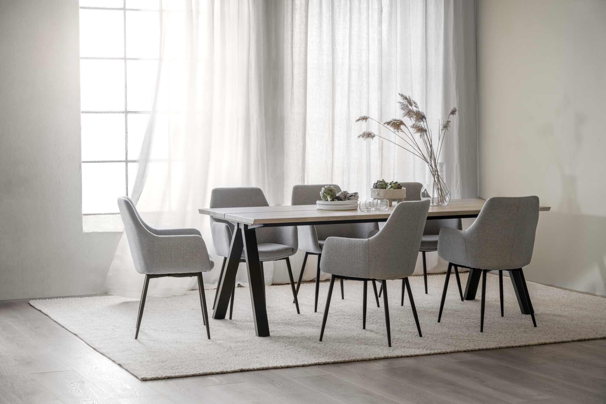 Stuhl Reily 2er Set mit Armlehnen, Stoff Beige passt perfekt in stilvolle Wohnräume.